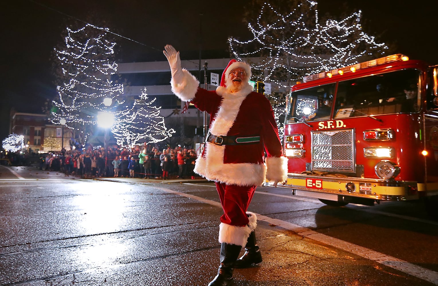 Springfield doesn’t let rain dampen its holiday spirit