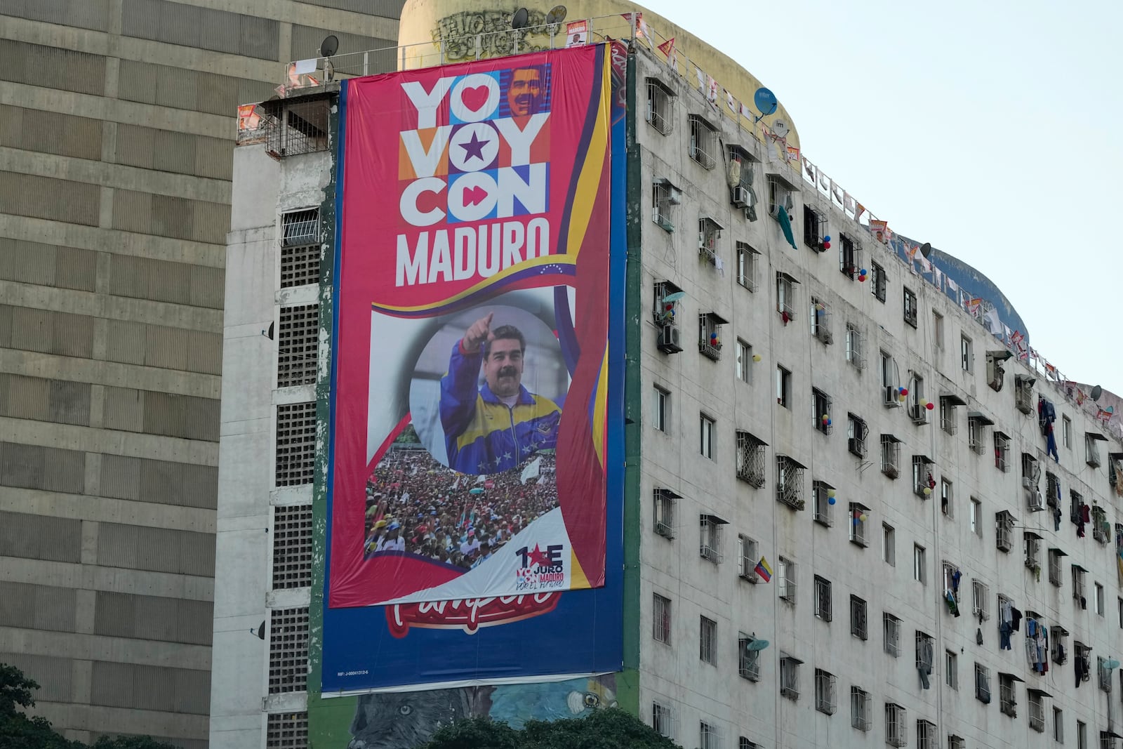 A campaign banner of President Nicolas Maduro adorns a building in Caracas, Venezuela, Wednesday, Jan 8, 2025. (AP Photo/Ariana Cubillos)