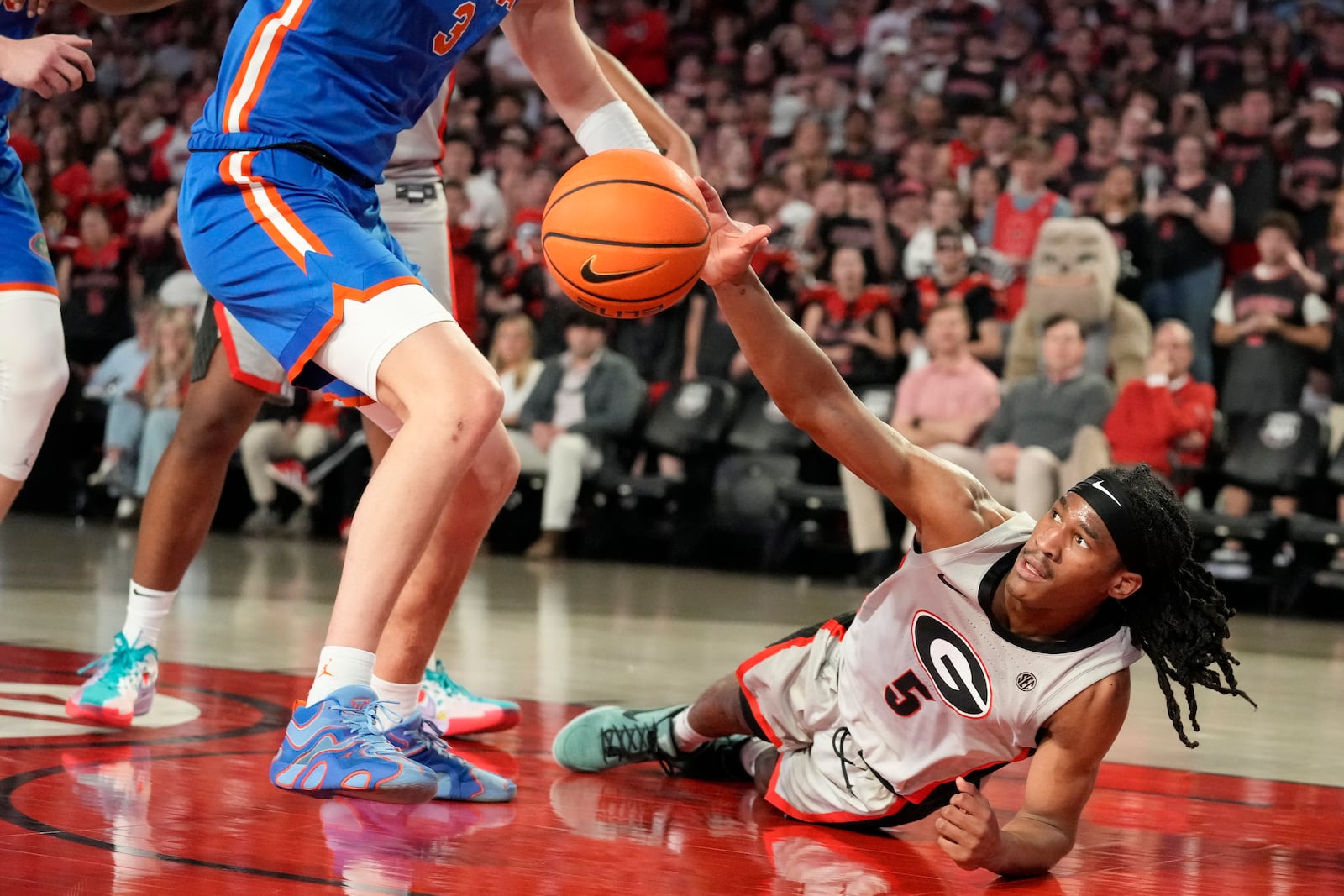 Georgia guard Silas Demary Jr. (5) dives for the ball against Florida center Micah Handlogten (3) during an NCAA college basketball game, Tuesday, Feb. 25, 2025, in Athens, Ga. (AP Photo/Brynn Anderson)