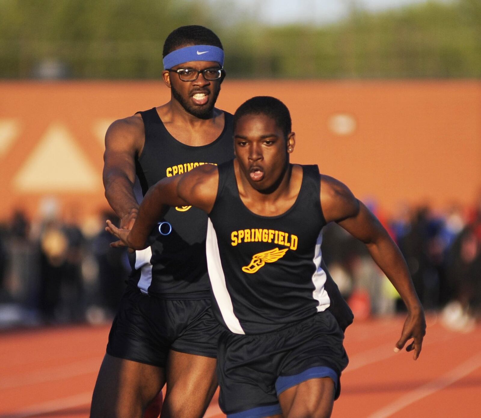 Springfield’s Dovon Williams (front) takes a handoff from Austin Tyree during the 800 relay in the Wayne Inv. on Friday, April 26, 2019. MARC PENDLETON / STAFF