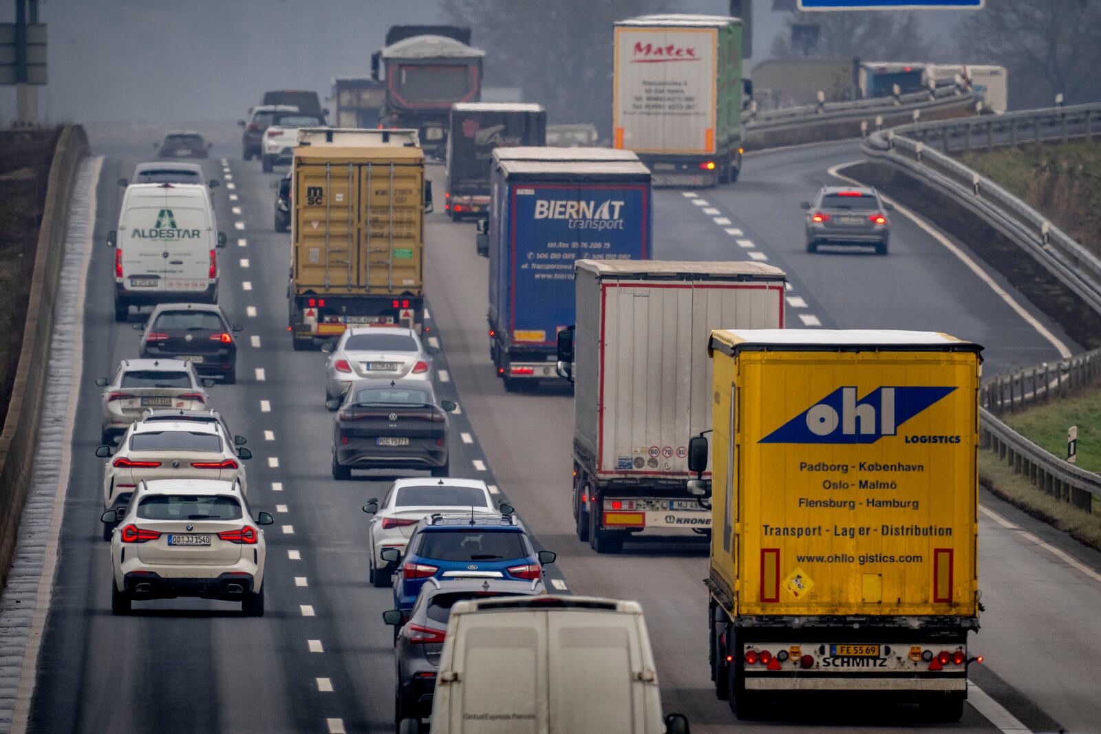 Trucks and cars move along on a highway in Frankfurt, Germany, Wednesday, Jan. 15, 2025. (AP Photo/Michael Probst)