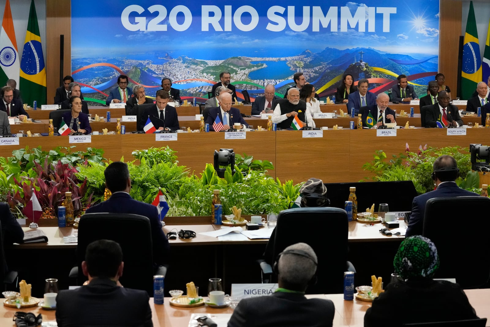 Leaders attend a meeting at the G20 Summit in Rio de Janeiro, Monday, Nov. 18, 2024. (AP Photo/Eraldo Peres)