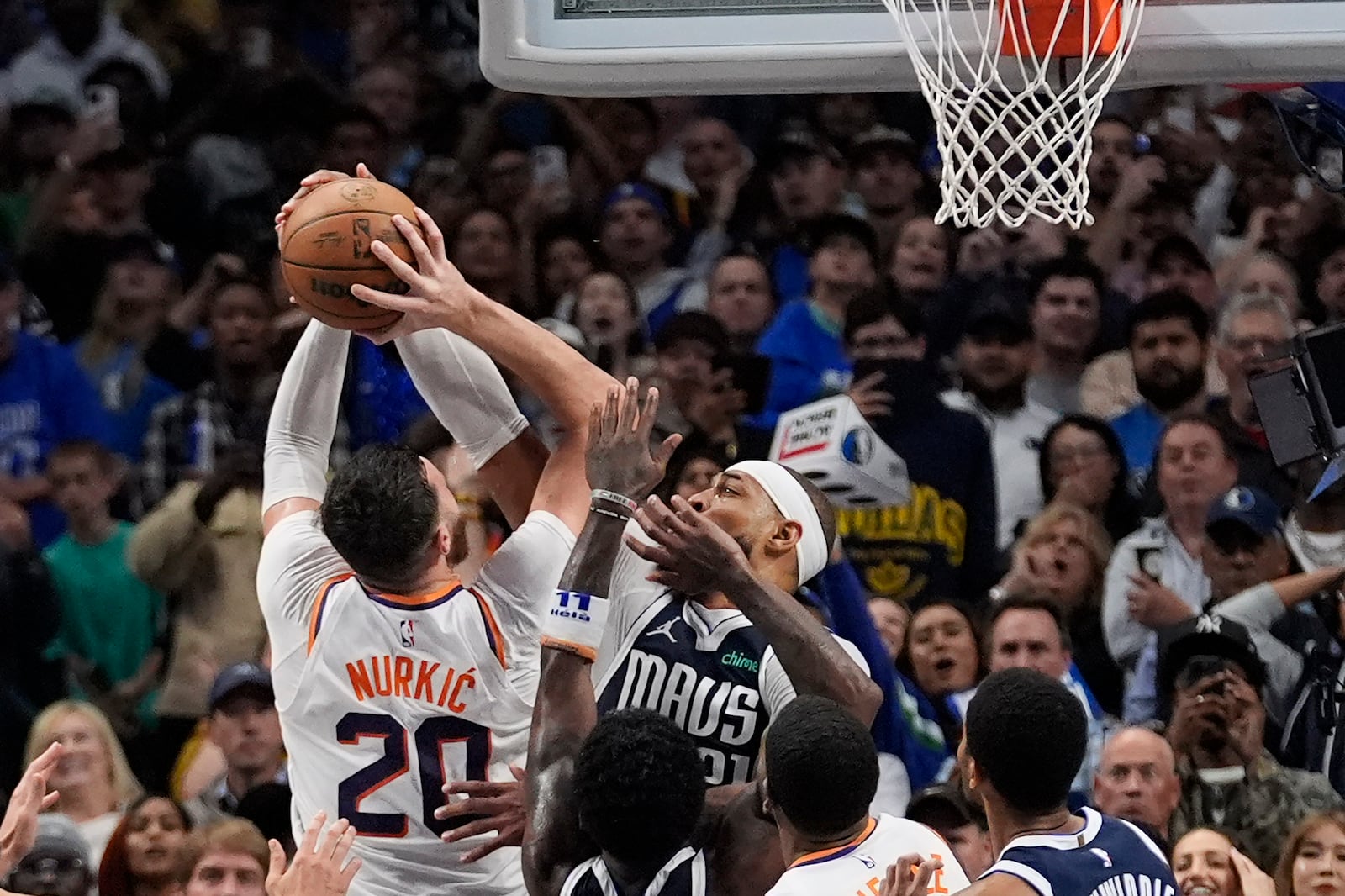 Phoenix Suns center Jusuf Nurkic (20) is founded by Dallas Mavericks center Daniel Gafford (21) in the final second of the second half of an NBA basketball game Friday, Nov. 8, 2024, in Dallas. (AP Photo/LM Otero)