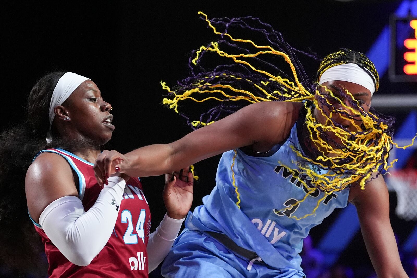 Aaliyah Edwards, right, drives past Arike Ogunbowale on her way to winning in their Unrivaled 1-on-1 basketball semifinal, Friday, Feb. 14, 2025, in Medley, Fla. (AP Photo/Rebecca Blackwell)