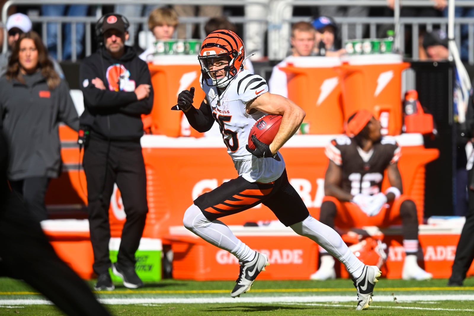 Cincinnati Bengals wide receiver Charlie Jones returns the opening kickoff for a touchdown in the first half of an NFL football game against the Cleveland Browns, Sunday, Oct. 20, 2024, in Cleveland. (AP Photo/David Richard)