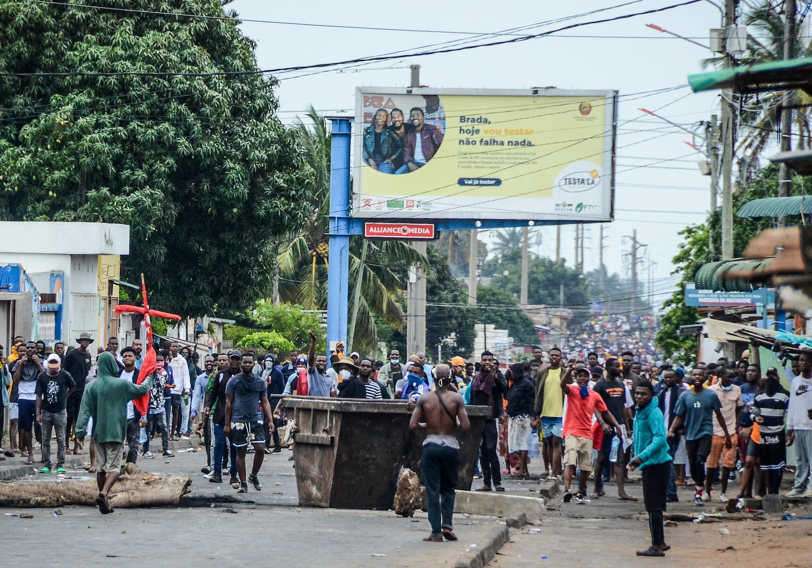 Protesters fill the street as police deploy in Maputo, Mozambique, Thursday, Nov. 7, 2024. Protesters dispute the outcome of the Oct. 9 elections, which saw the ruling Frelimo party extend its 49-year rule. (AP Photo/Carlos Uqueio)