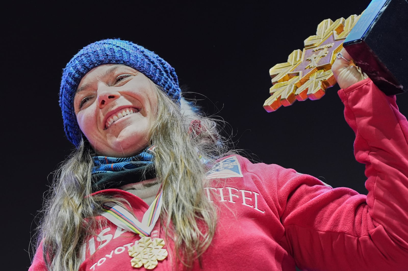 United States' Breezy Johnson shows her gold medal for a women's downhill race, at the Alpine Ski World Championships, in Saalbach-Hinterglemm, Austria, Saturday, Feb. 8, 2025. (AP Photo/Giovanni Auletta)