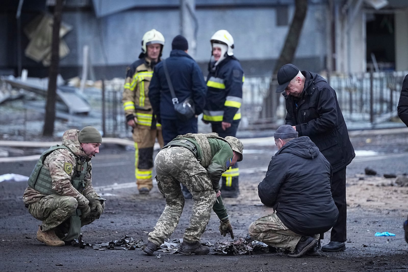 Ukrainian servicemen collect evidence following a Russian missile attack in Kyiv, Ukraine, Saturday, Jan. 18, 2025. (AP Photo/Efrem Lukatsky)