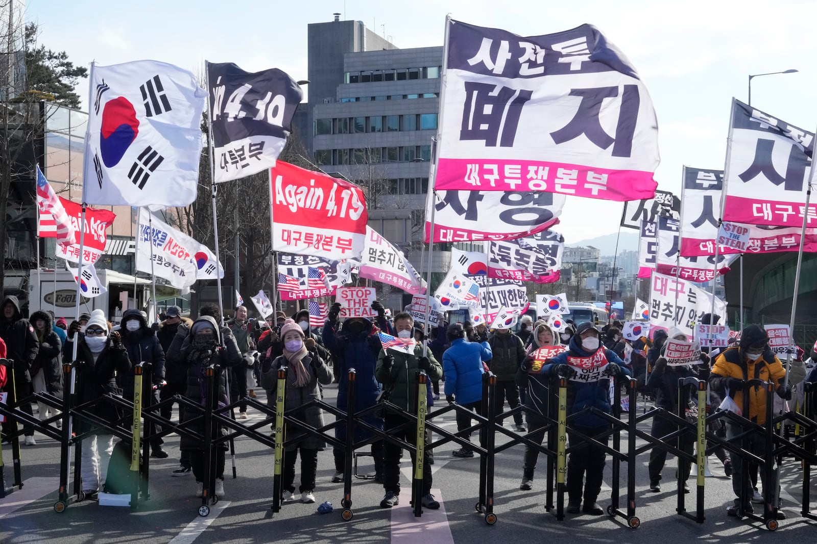 Supporters of impeached South Korean President Yoon Suk Yeol stage a rally to oppose his impeachment near the presidential residence in Seoul, South Korea, Thursday, Jan. 9, 2025. (AP Photo/Ahn Young-joon)