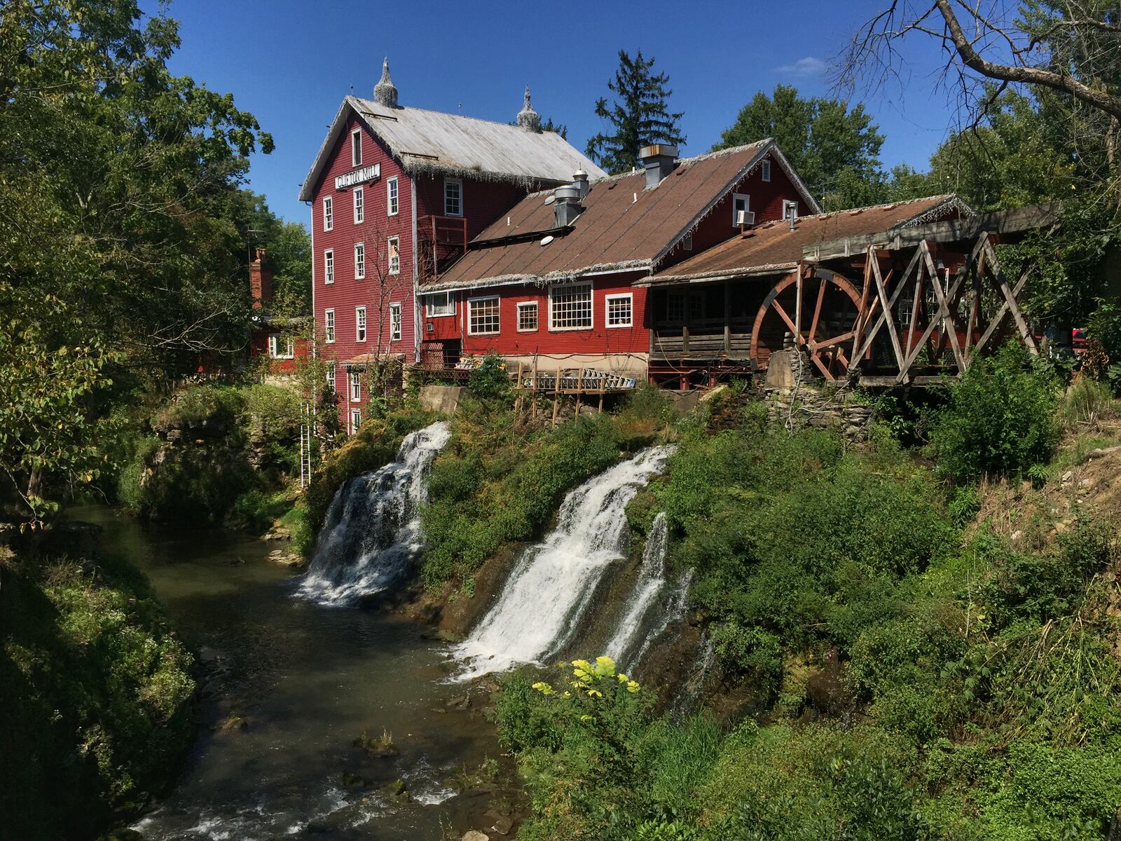 Built in 1802, the historic Clifton Mill is an operating water-powered grist mill. The restaurant inside the mill offers a wide variety of dishes. Guests can also walk around the grounds to view pieces of history and rustic charm.