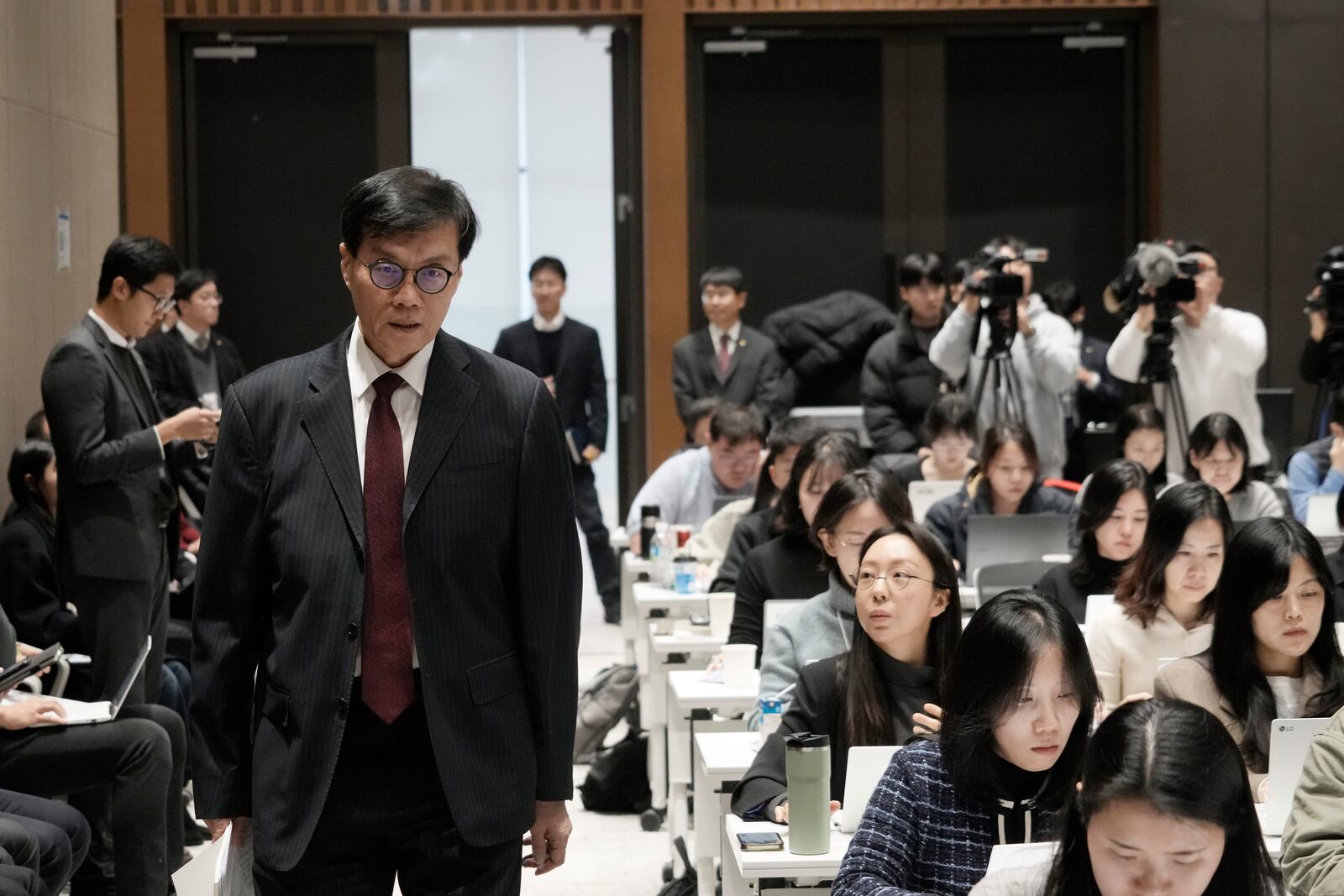 Bank of Korea Gov. Rhee Chang-yong arrives to hold a press conference at the central bank in Seoul, South Korea, Thursday, Nov. 28, 2024. (AP Photo/Ahn Young-joon)