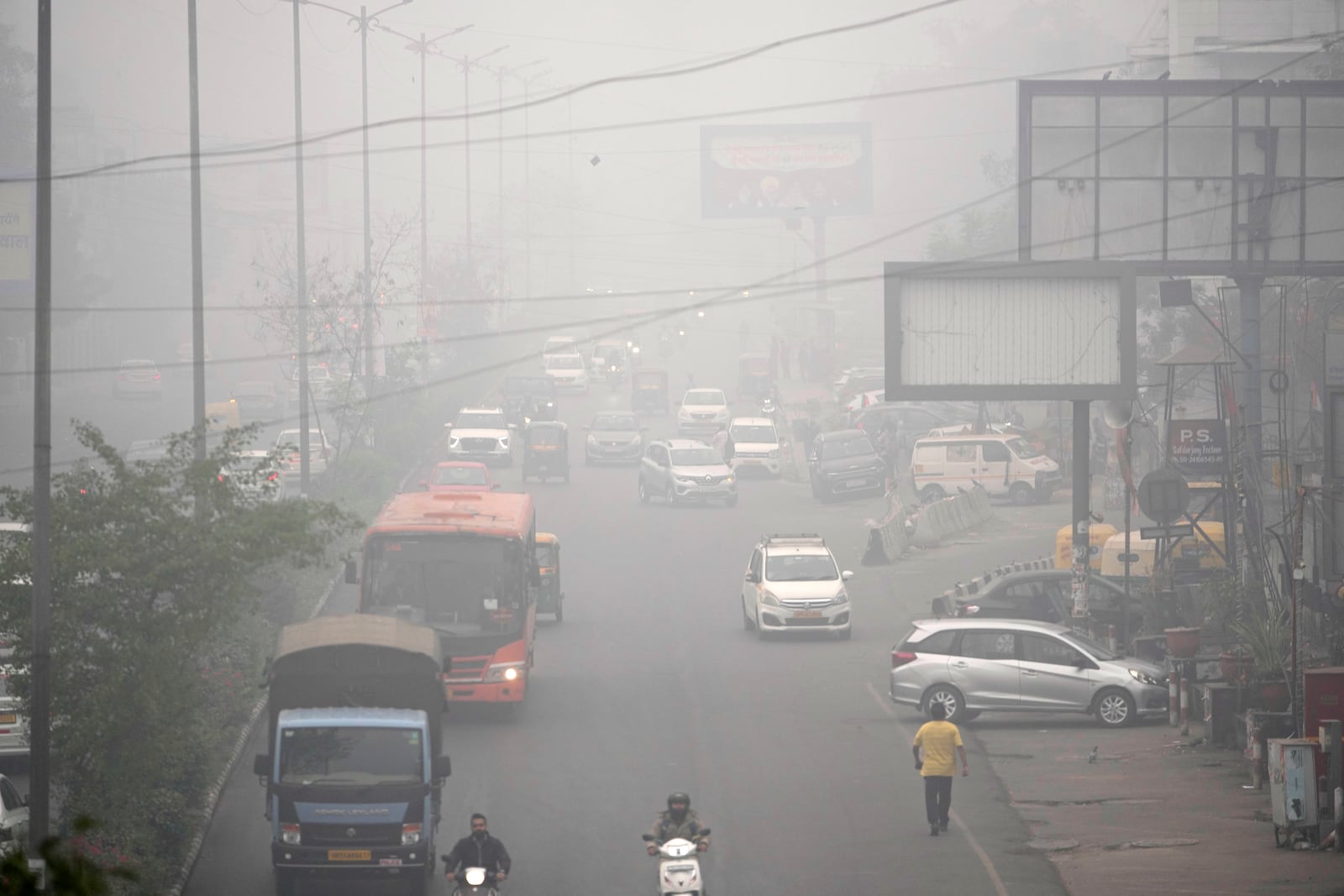 Commuters drive through a thick layer of smog as air pollution shoots up in New Delhi, India, Monday, Nov. 18, 2024. (AP Photo/Manish Swarup)