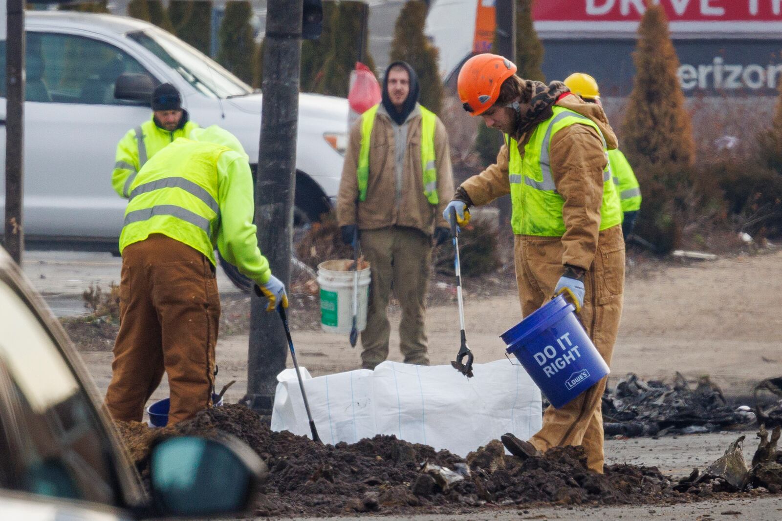 Workers picking up debris at the scene of medical jet crash Monday morning Feb. 3, 2025, in Philadelphia. (Alejandro A. Alvarez /The Philadelphia Inquirer via AP)