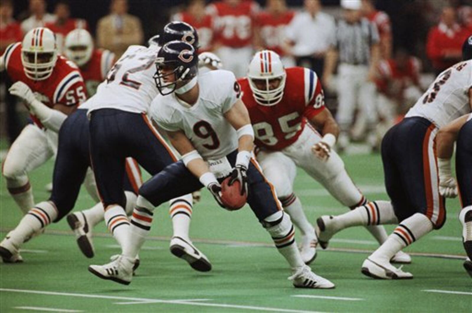 Jim McMahon, quarterback for the Chicago Bears during action against New England during Super Bowl XX in New Orleans on January 26, 1986. The Bears beat the New England Patriots 46-10. (AP Photo)