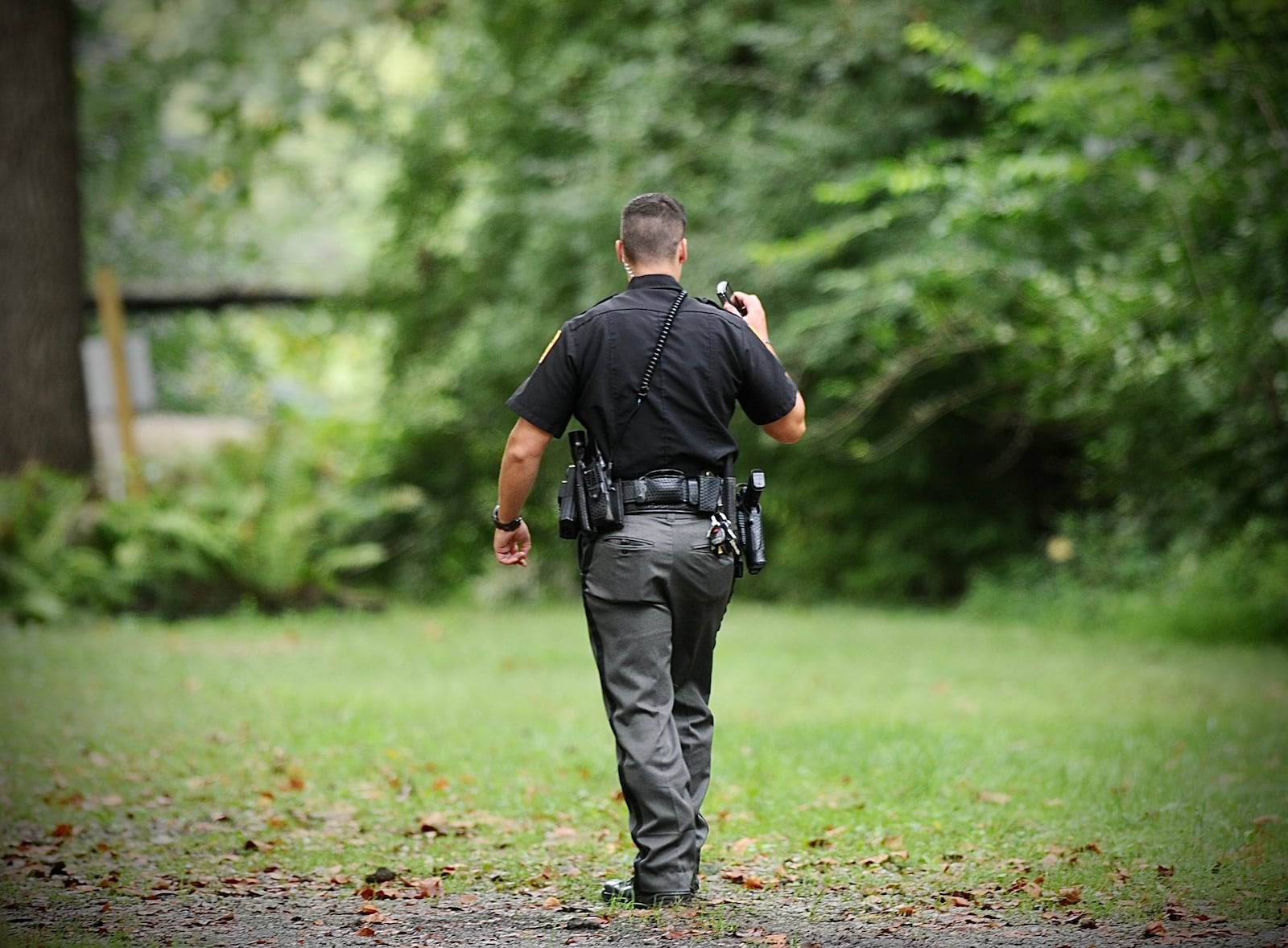 Greene County Sheriff's deputies and detectives were investigating outside a house in the 900 block of Ford Road in Xenia Twp. on Monday, Sept. 12, 2022, after an 18-year-old woman was shot and wounded during a domestic dispute. MARSHALL GORBY/STAFF