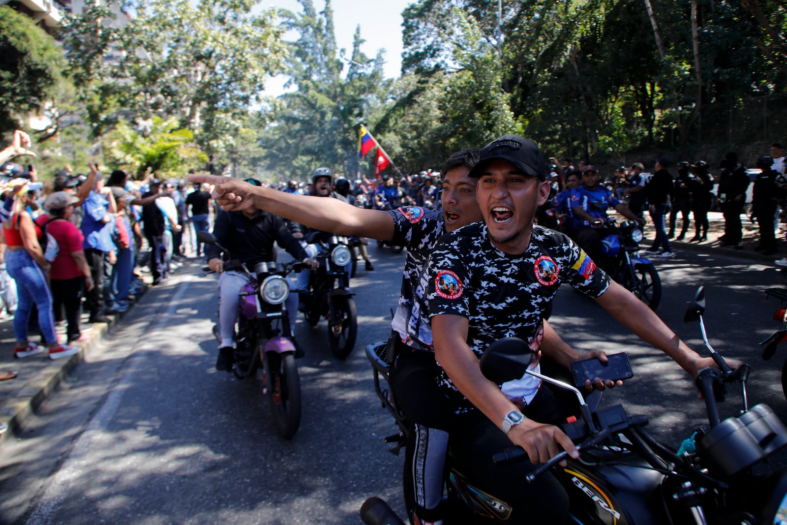 Government supporters shout at opponents of Venezuelan President Nicolas Maduro who are protesting the day before his inauguration for a third term in Caracas, Venezuela, Thursday, Jan. 9, 2025. (AP Photo/Cristian Hernandez)