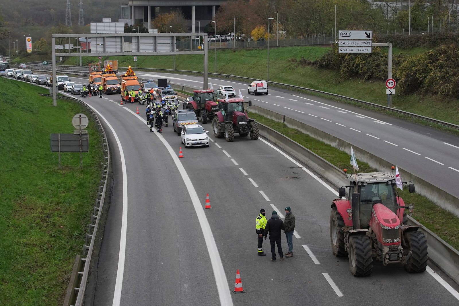 Farmers block a speedway to protest the EU-Mercosur trade agreement, Monday, Nov. 18, 2024 in Velizy-Villacoublay outside Paris. (AP Photo/Christophe Ena)