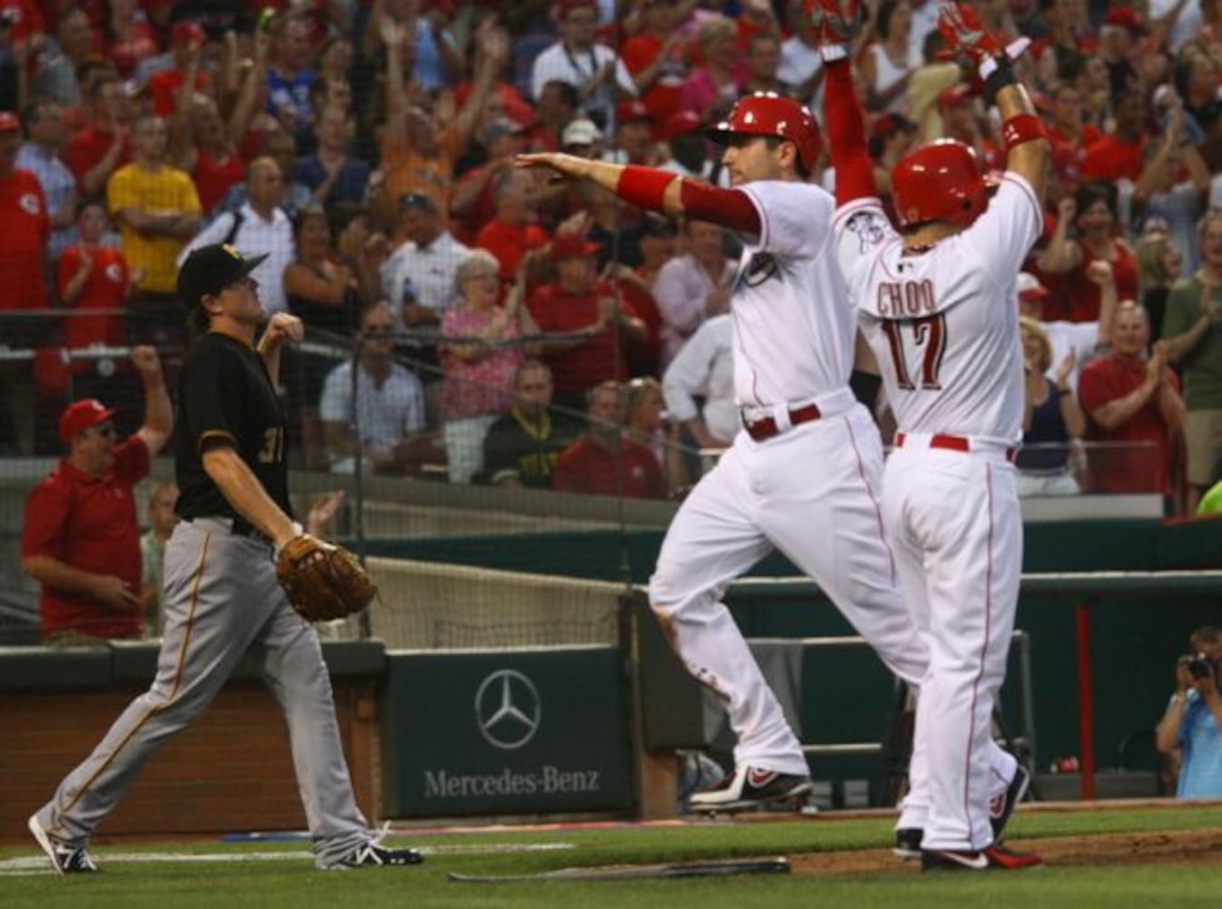 Reds, Pirates chasing wild card, division as season wanes