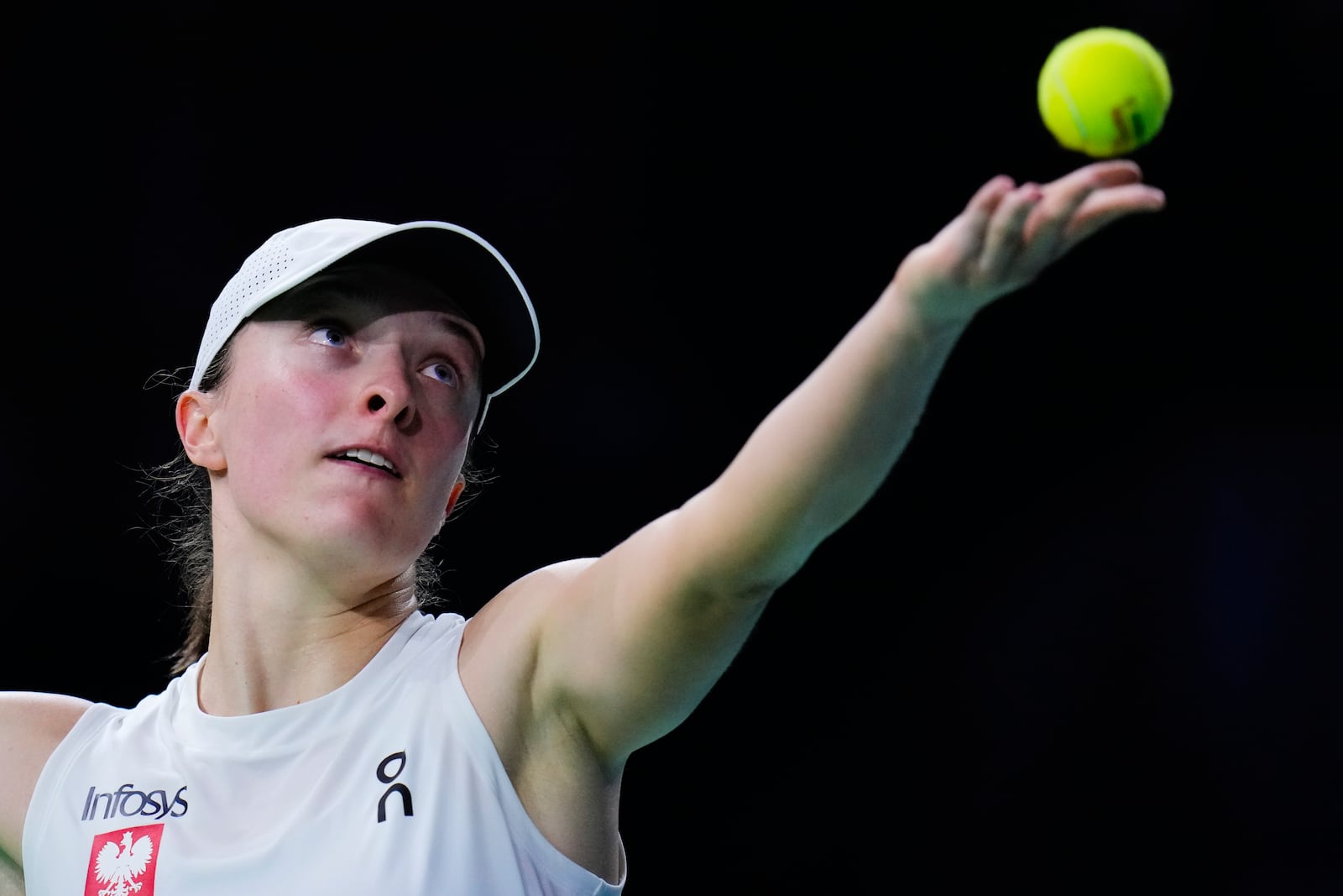 FILE - Poland's Iga Swiatek serves against Italy's Jasmine Paolini during the Billie Jean King Cup semi-final tennis match at Martin Carpena Sports Hall in Malaga, southern Spain, on Monday, Nov. 18, 2024. (AP Photo/Manu Fernandez, File)