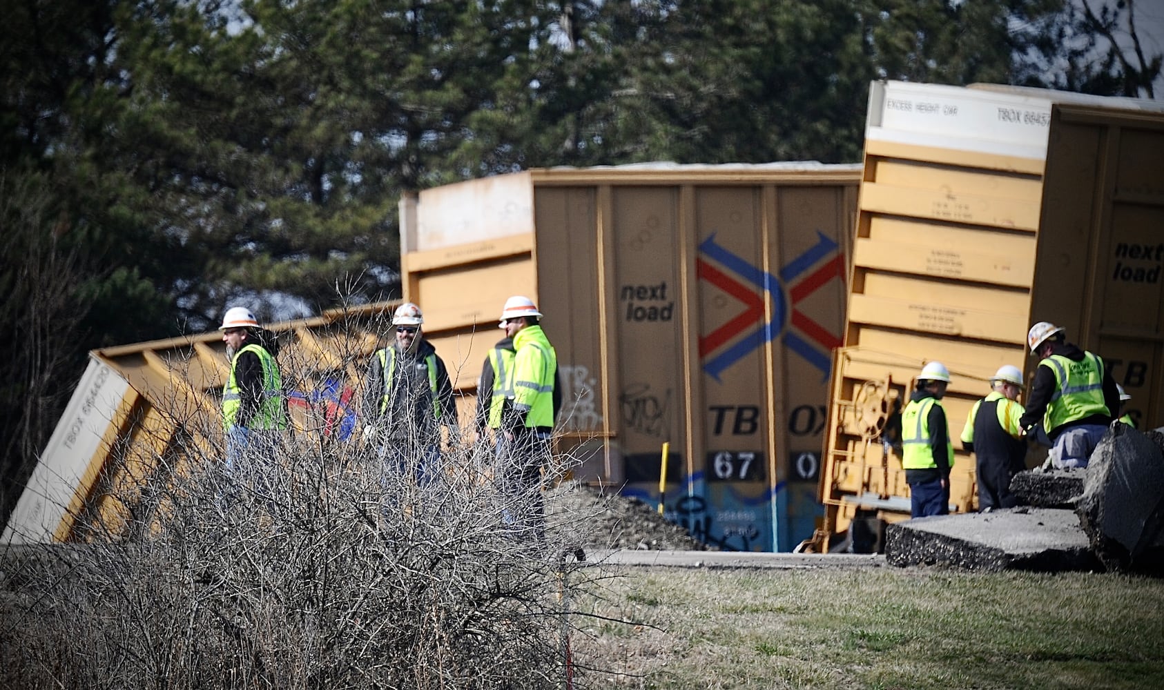 Cleaning up train derailment Clark county