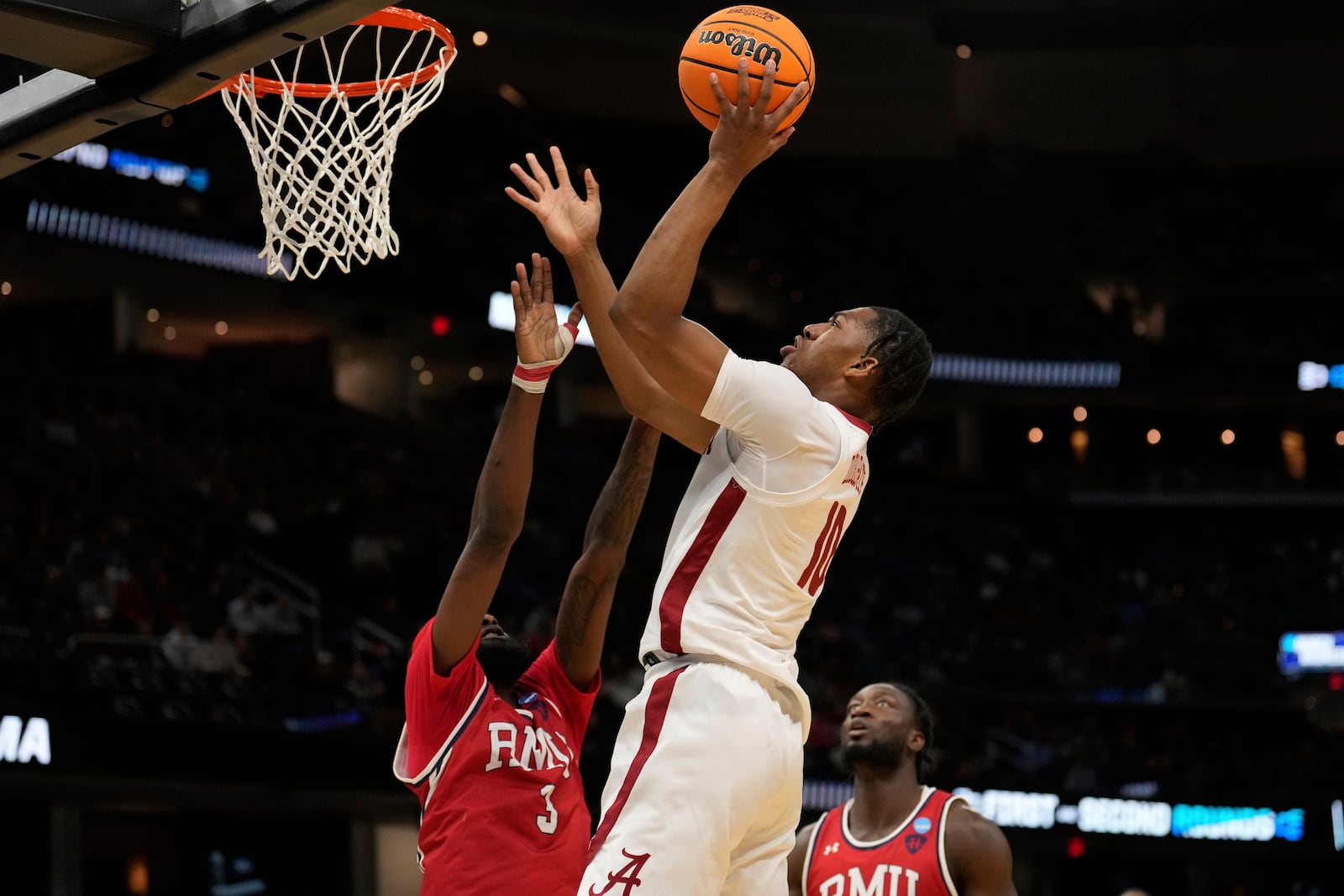 Alabama forward Mouhamed Dioubate (10) shoots over Robert Morris guard Amarion Dickerson (3) in the first half in the first round of the NCAA college basketball tournament, Friday, March 21, 2025, in Cleveland. (AP Photo/Sue Ogrocki)