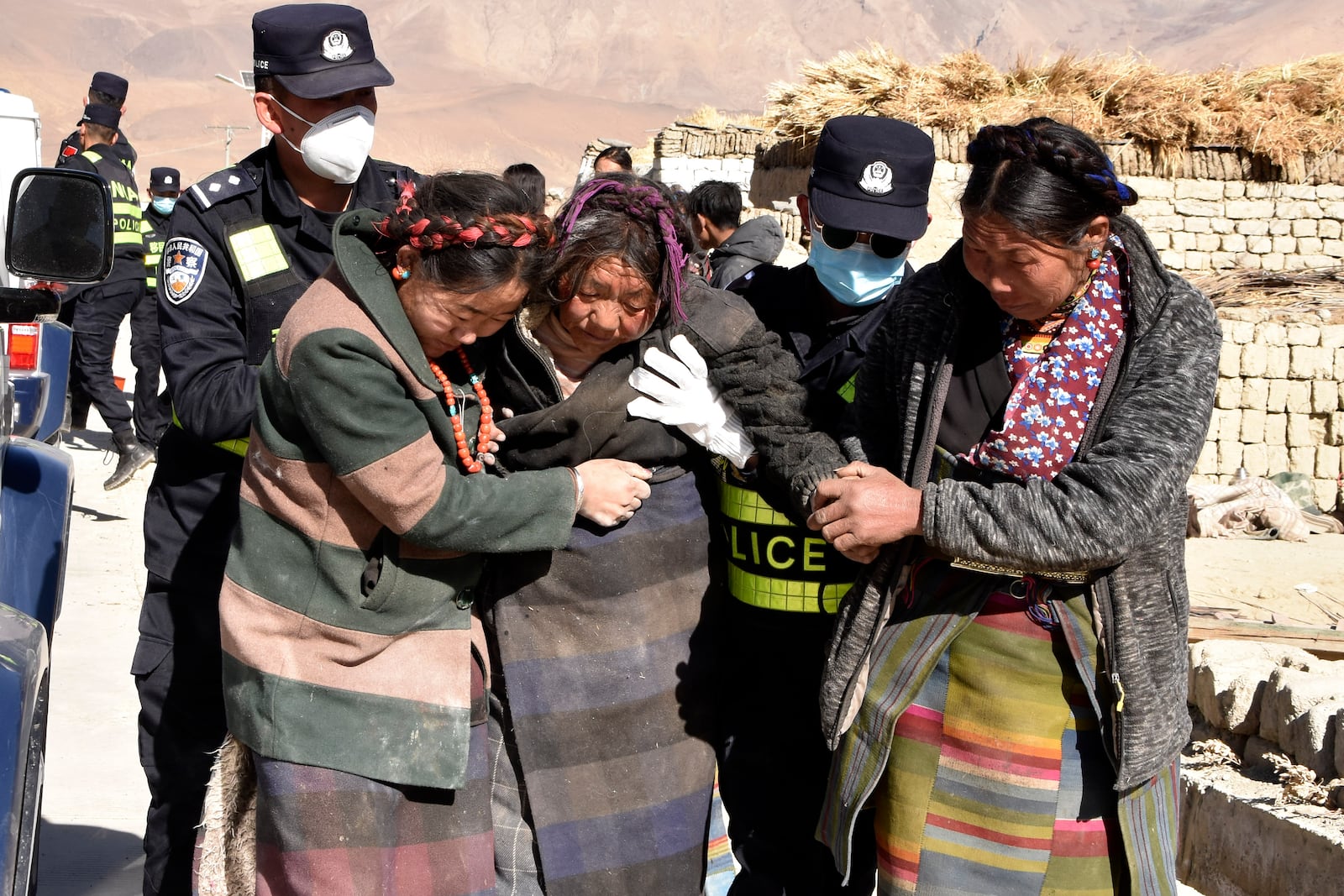 In this photo released by Xinhua News Agency, rescuers transfer the injured at Zhacun Village of Dingri County in Xigaze, southwest China's Tibet Autonomous Region, Tuesday Jan. 7, 2025. (Xinhua via AP)