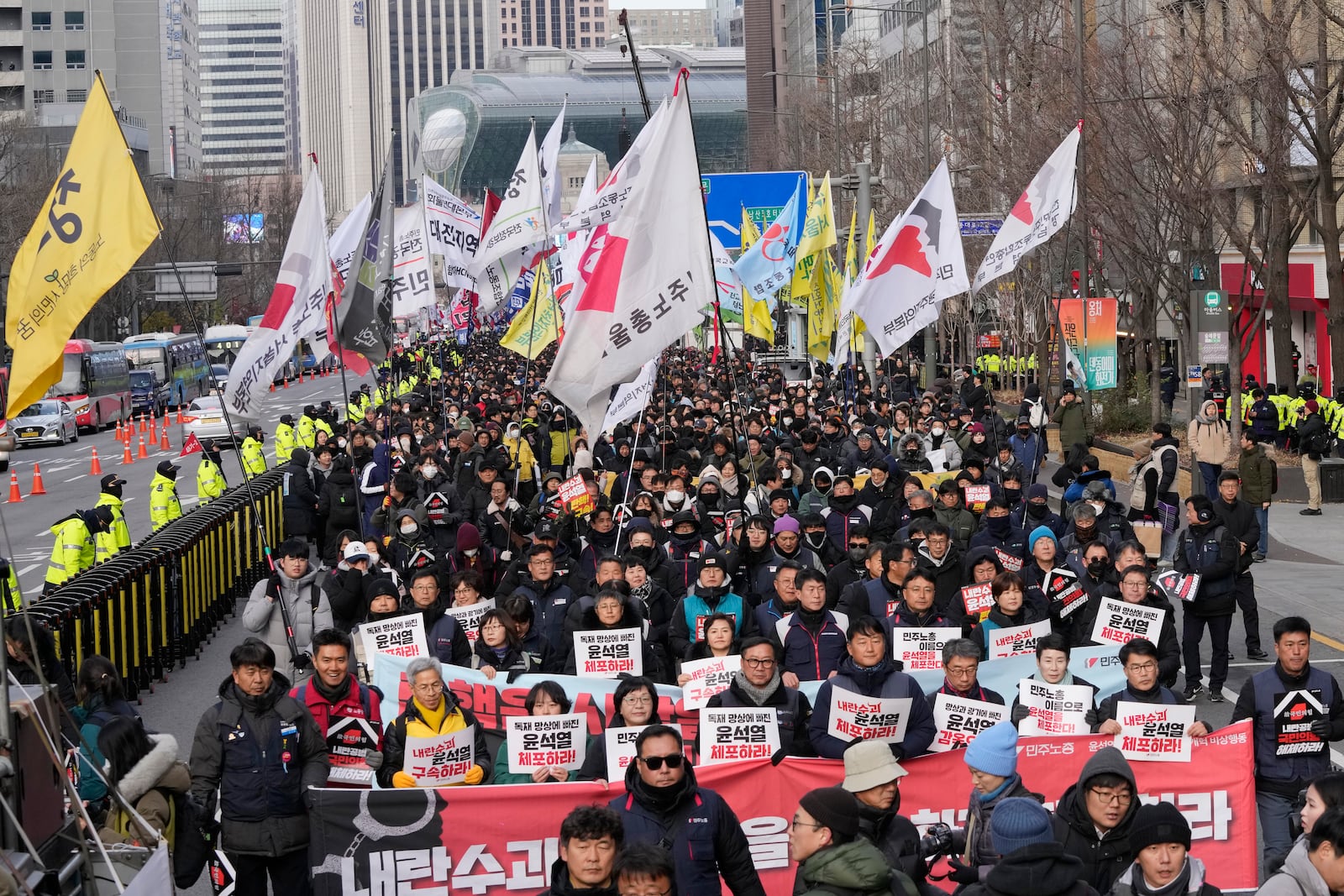 Protesters march to the presidential office after a rally demanding South Korean President Yoon Suk Yeol's impeachment in Seoul, South Korea, Thursday, Dec. 12, 2024. (AP Photo/Ahn Young-joon)