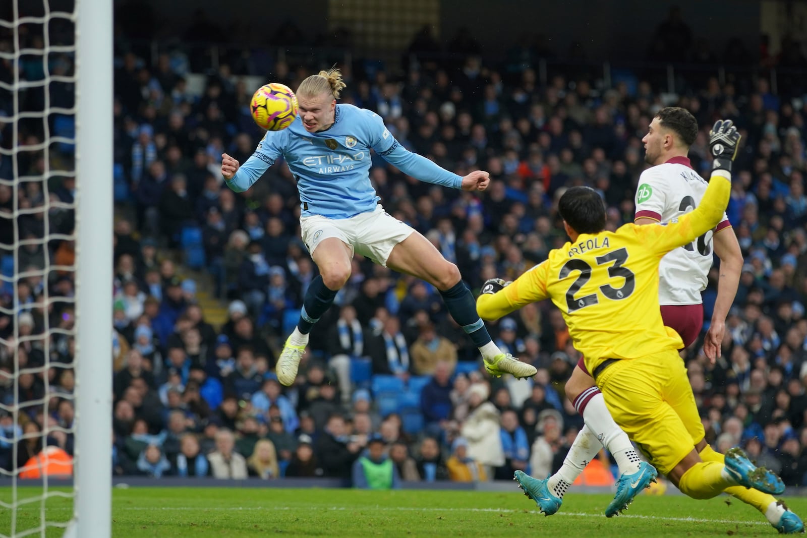 Manchester City's Erling Haaland, left, scores his side's 2nd goal against West Ham during a English Premier League soccer match at Etihad stadium in Manchester, England, Saturday, Jan. 4, 2025. (AP Photo/Ian Hodgson)