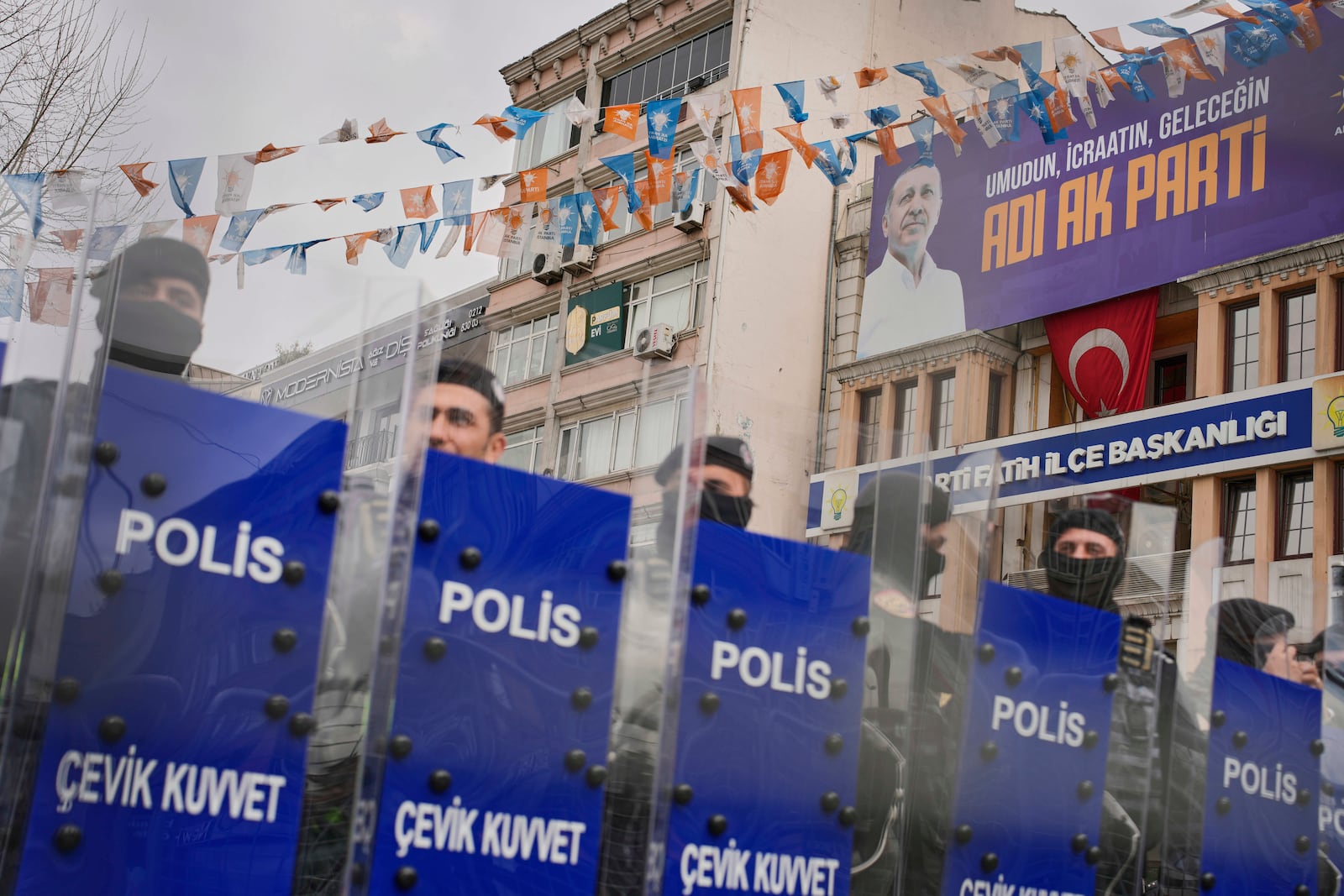 Police have cordons off the roads lead to the Vatan security Department, where Istanbul Mayor Ekrem Imamoglu is supposed to be taken, following his arrest in Istanbul, Turkey, Wednesday, March 19, 2025. (AP Photo/Emrah Gurel)