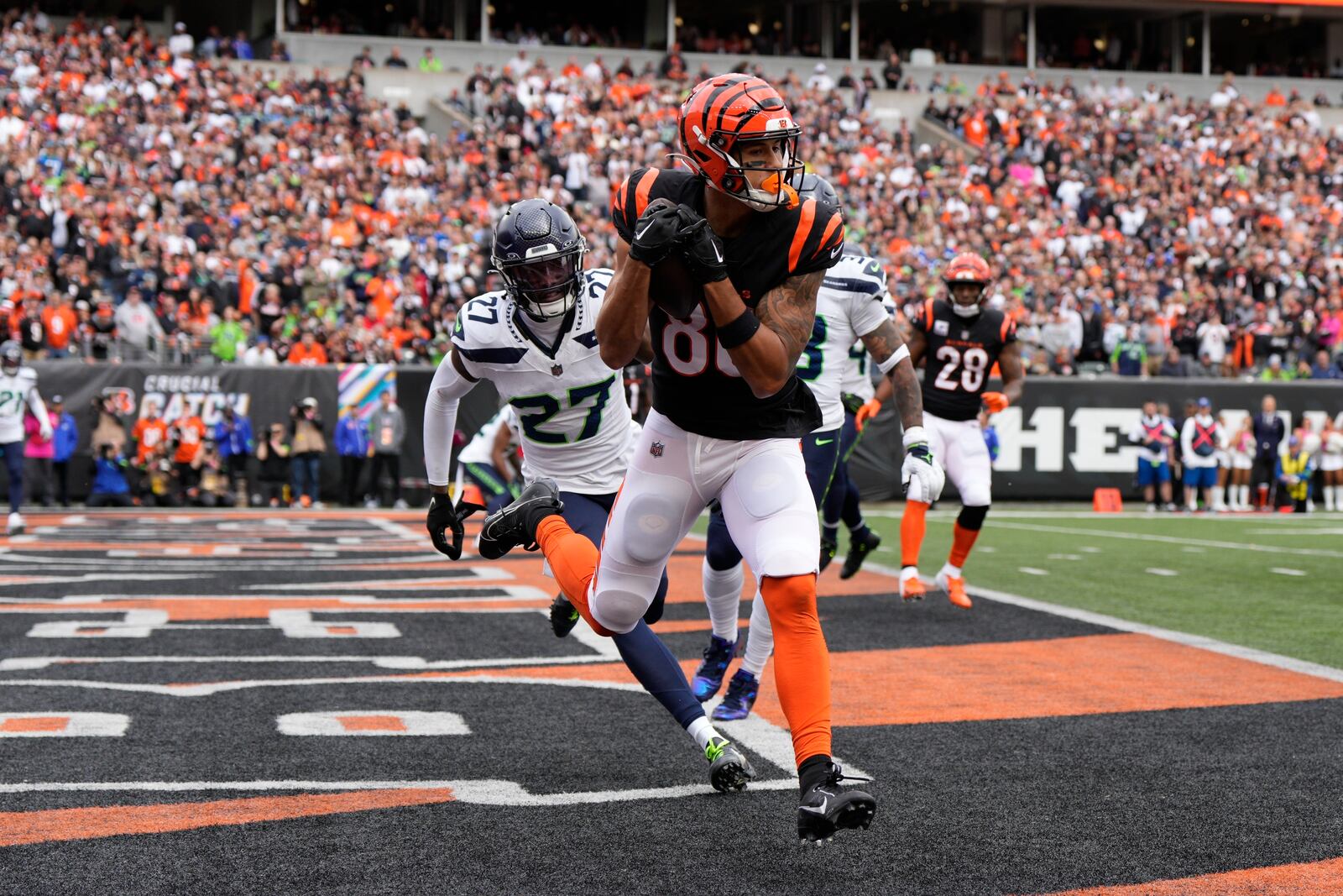 Cincinnati Bengals' Andrei Iosivas (80) makes a touchdown catch against Seattle Seahawks' Riq Woolen during the first half of an NFL football game, Sunday, Oct. 15, 2023, in Cincinnati. (AP Photo/Jeff Dean)