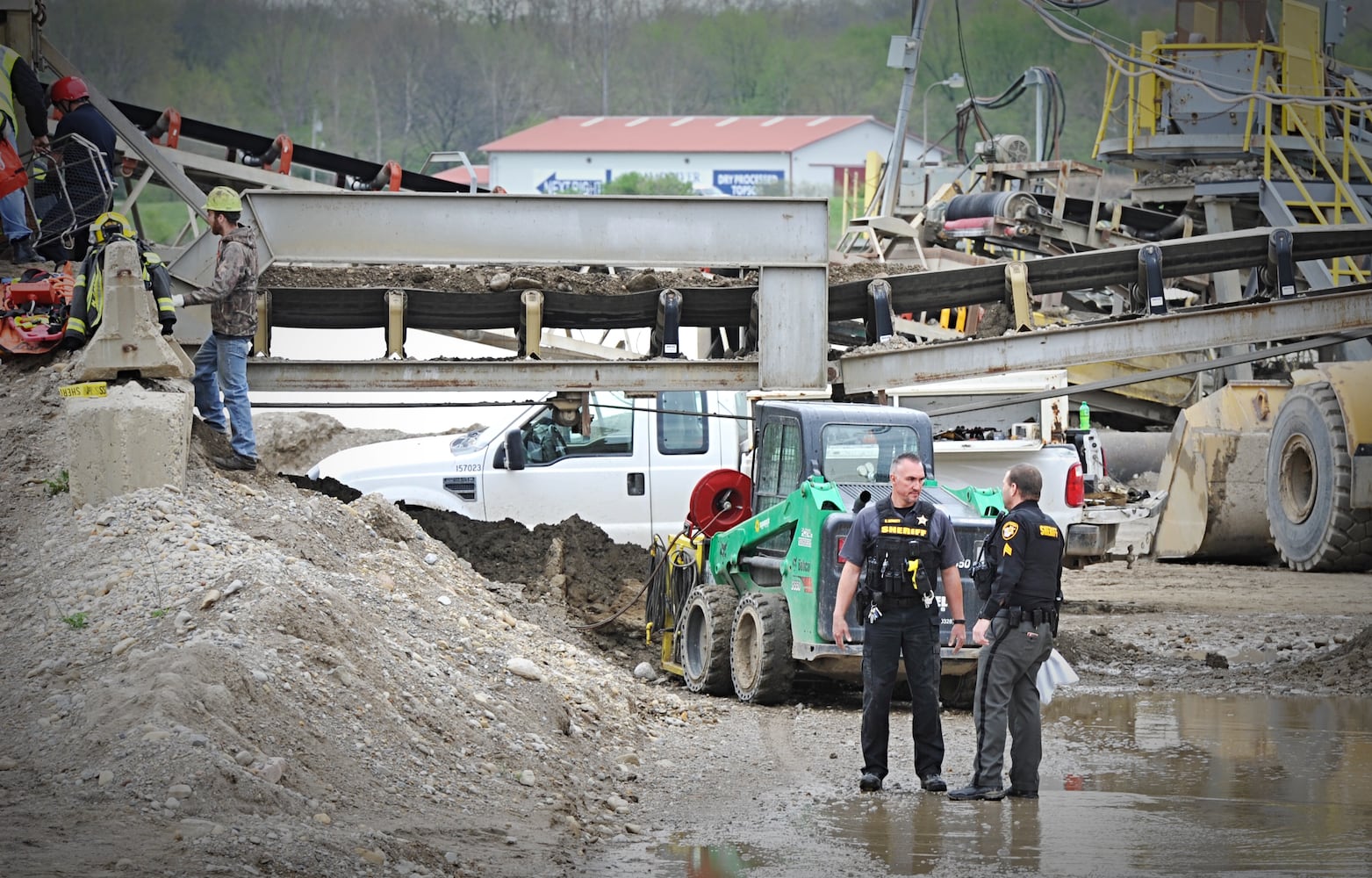 Man dies after falling in gravel pit in Clark County, officials say