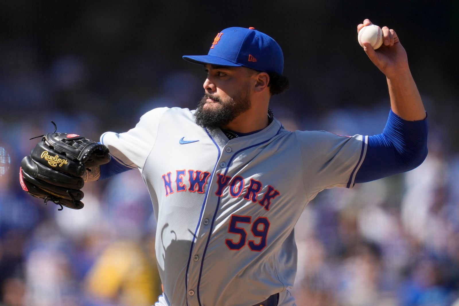 New York Mets starting pitcher Sean Manaea throws against the Los Angeles Dodgers during the second inning in Game 2 of a baseball NL Championship Series, Monday, Oct. 14, 2024, in Los Angeles. (AP Photo/Ashley Landis)