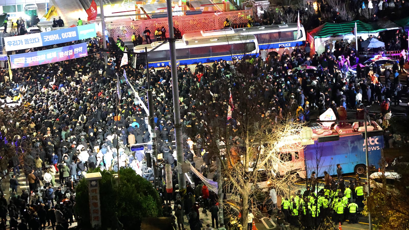 People gather to demand South Korean President Yoon Suk Yeol step down in front of the National Assembly in Seoul, South Korea, Wednesday, Dec. 4, 2024. (Kim Do-hoon/Yonhap via AP)