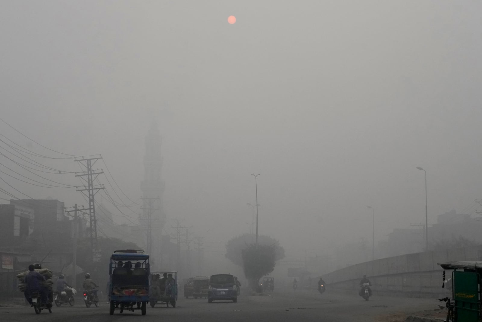 Smog envelops an area in Lahore, Pakistan, Friday, Nov. 8, 2024. (AP Photo/K.M. Chaudary)