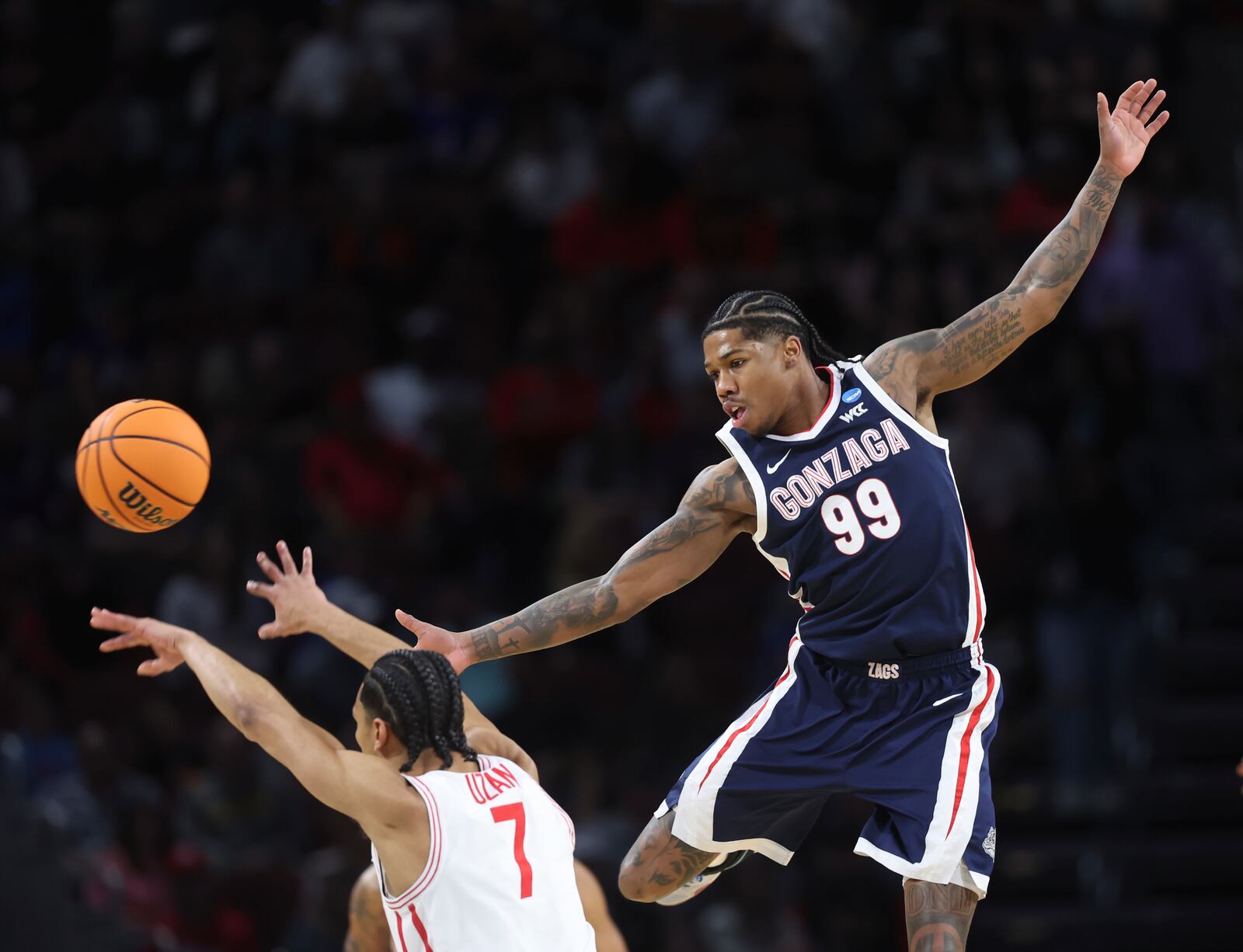 Gonzaga guard Khalif Battle (99) tries to defend Houston guard Milos Uzan (7) during the first half in the second round of the NCAA college basketball tournament, Saturday, March 22, 2025, in Wichita, Kan. (AP Photo/Travis Heying)