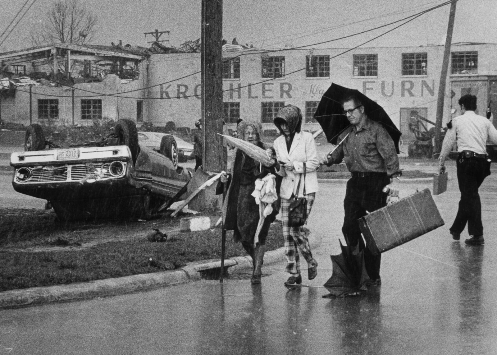 03/28/99--XENIA TORNADO--XENIA RESIDENTS MAKE THEIR WAY TO SHELTER WITH THE FEW BELONGINGS THEY HAVE LEFT AFTER A TORNADO RIPPED THROUGH TOWN ON APRIL 3,1974.