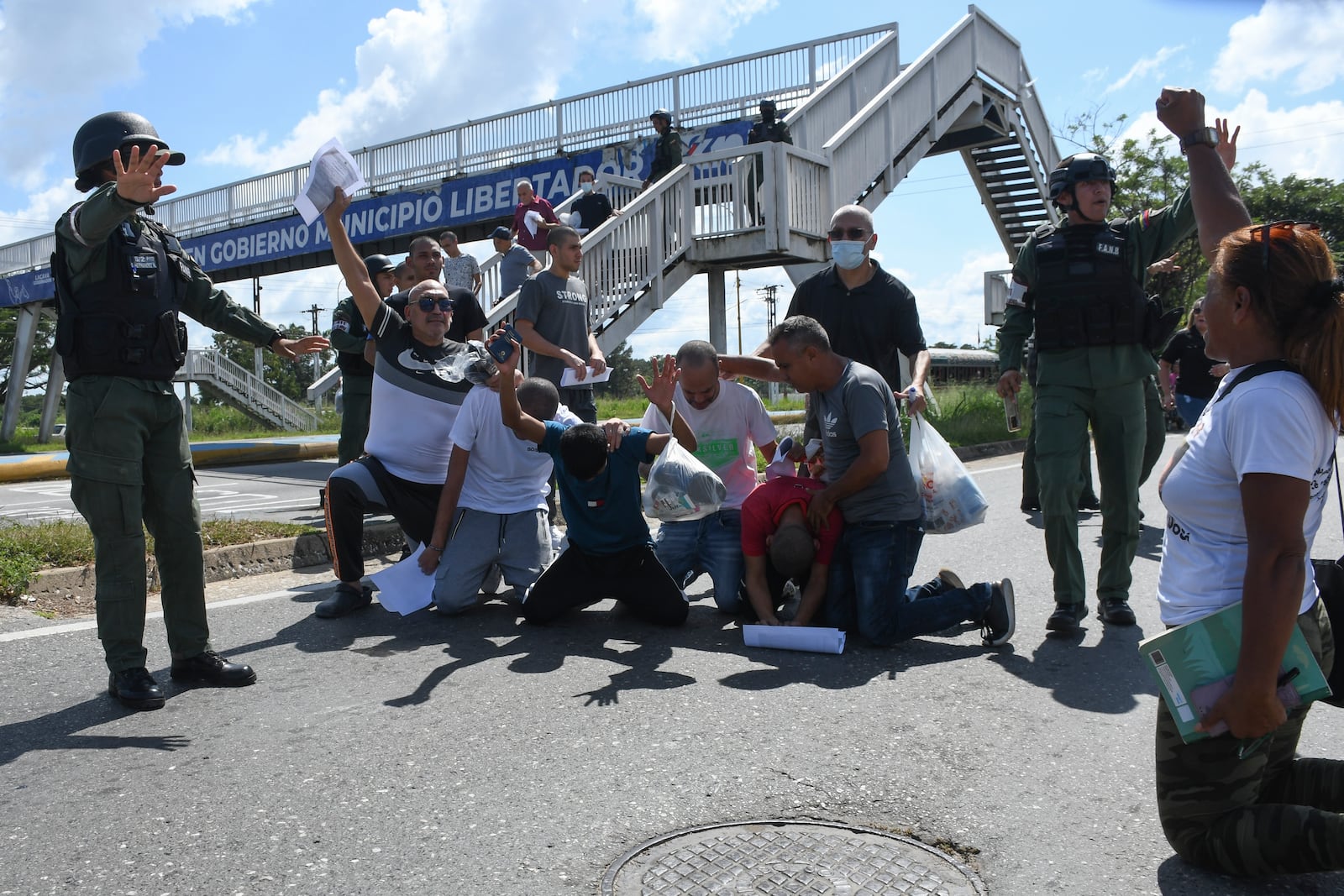 People detained during a government crackdown following anti-government protests against the results of the presidential election, react to their release from the prison in Tocuyito, Venezuela, Saturday, Nov. 16, 2024. (AP Photo/Jacinto Oliveros)