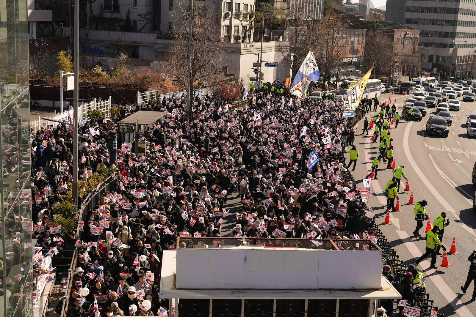 Supporters of impeached South Korean President Yoon Suk Yeol stage a rally near the presidential residence in Seoul, South Korea, Tuesday, Dec. 31, 2024. (AP Photo/Lee Jin-man)