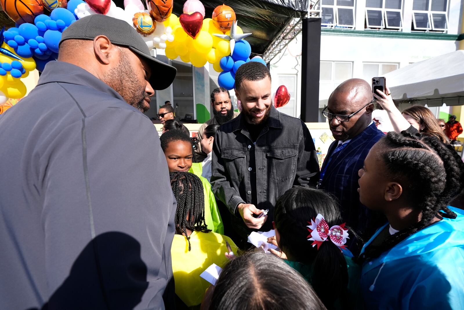 Stephen Curry visits with students of East Oakland Pride Elementary School as part of the NBA basketball league's Day of Service, Friday, Feb. 14, 2025, Oakland, Calif. (AP Photo/Godofredo A. Vásquez)