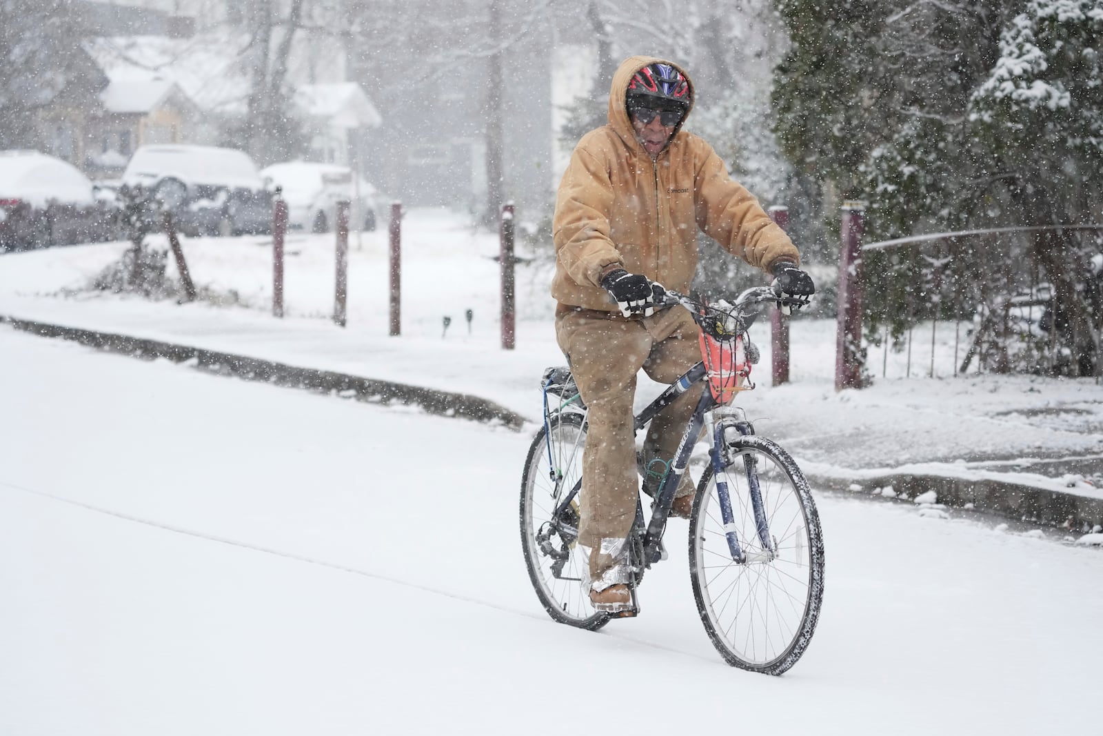 FILE - Jesse Thompson rides his bicycle in the snow, Jan 10, 2025, in Nashville, Tenn. (AP Photo/George Walker IV, FIle)