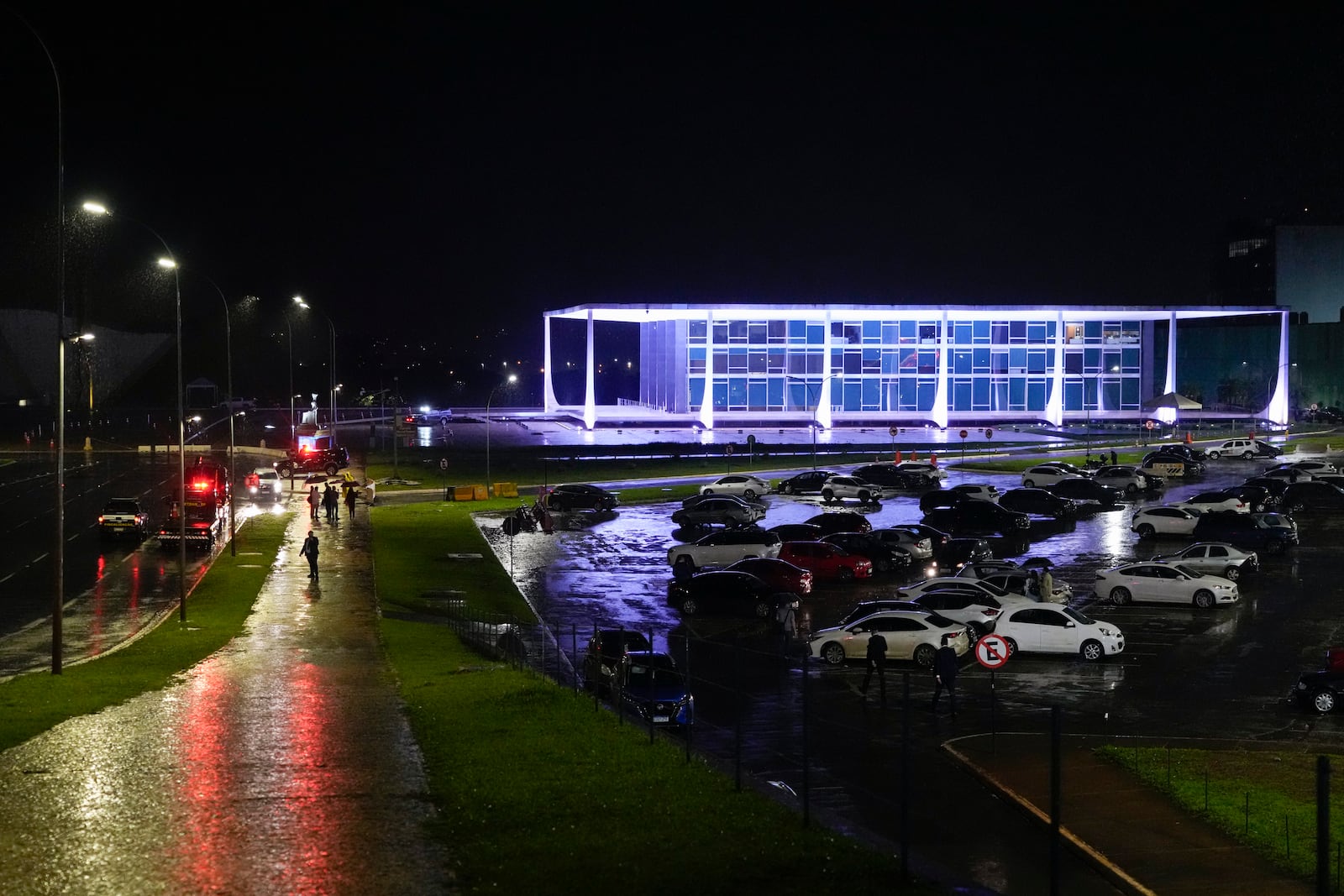 Police cordon off the Supreme Court in Brasília, Brazil, following an explosion, Wednesday, Nov. 13, 2024. (AP Photo/Eraldo Peres)