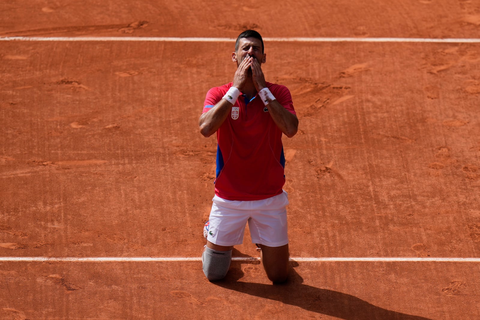 FILE - Serbia's Novak Djokovic blows a kiss after defeating Spain's Carlos Alcaraz in the men's singles tennis final at the Roland Garros stadium during the 2024 Summer Olympics, Sunday, Aug. 4, 2024, in Paris, France. (AP Photo/Andy Wong, File)