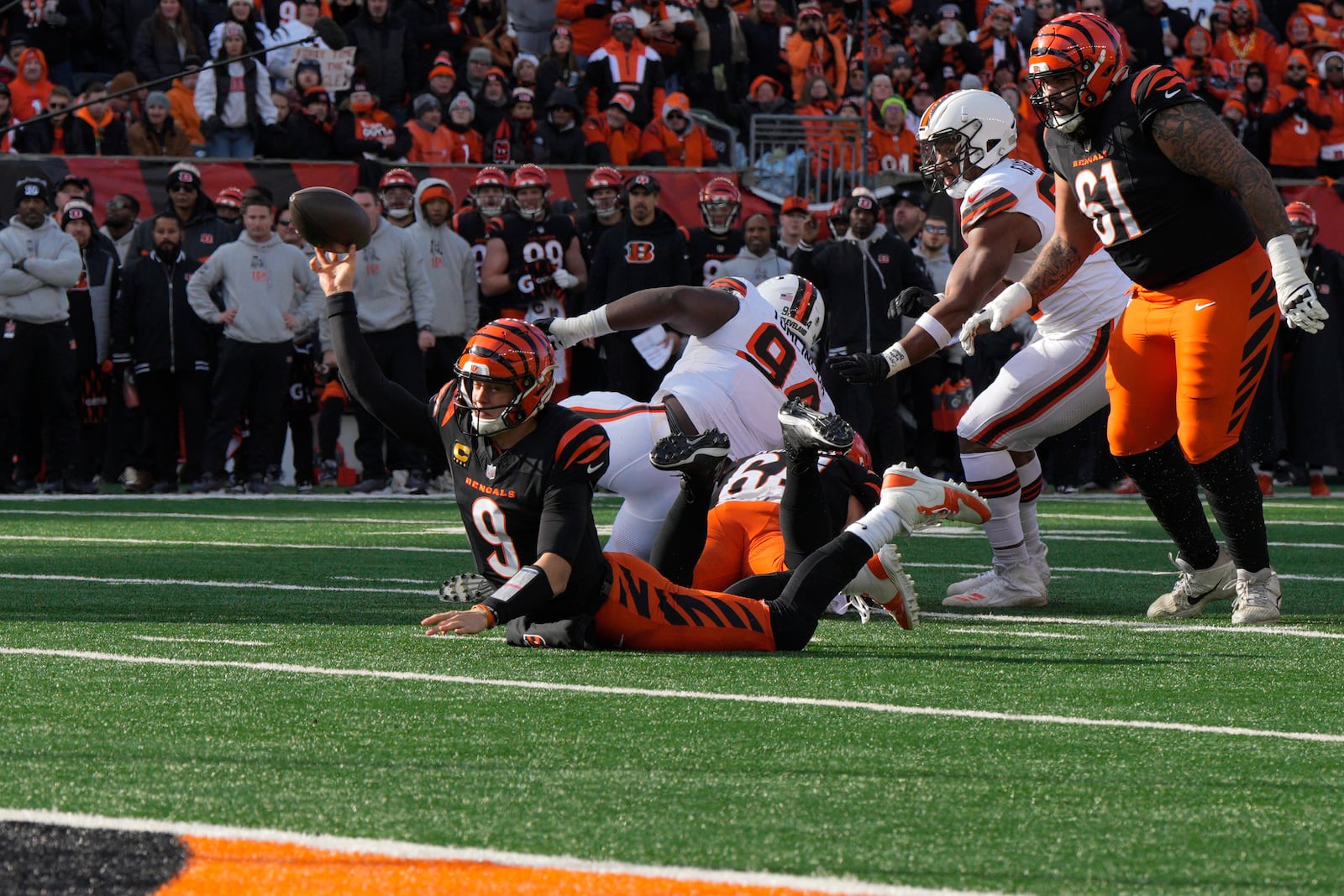 Cincinnati Bengals quarterback Joe Burrow (9) throws for a touchdown during the first half of an NFL football game against the Cleveland Browns, Sunday, Dec. 22, 2024, in Cincinnati. (AP Photo/Jeff Dean)