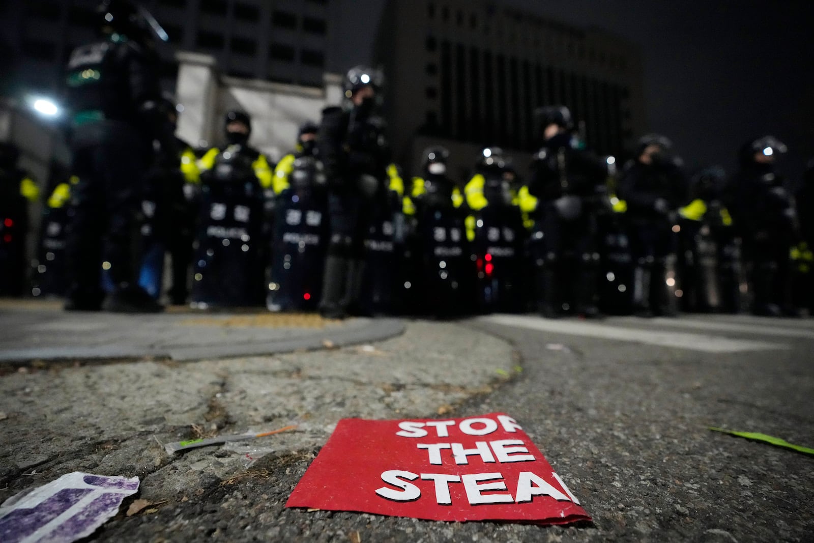 Police officers stand guard at the front gate of the Seoul Western District Court in Seoul, South Korea, Sunday, Jan. 19, 2025. (AP Photo/Ahn Young-joon)