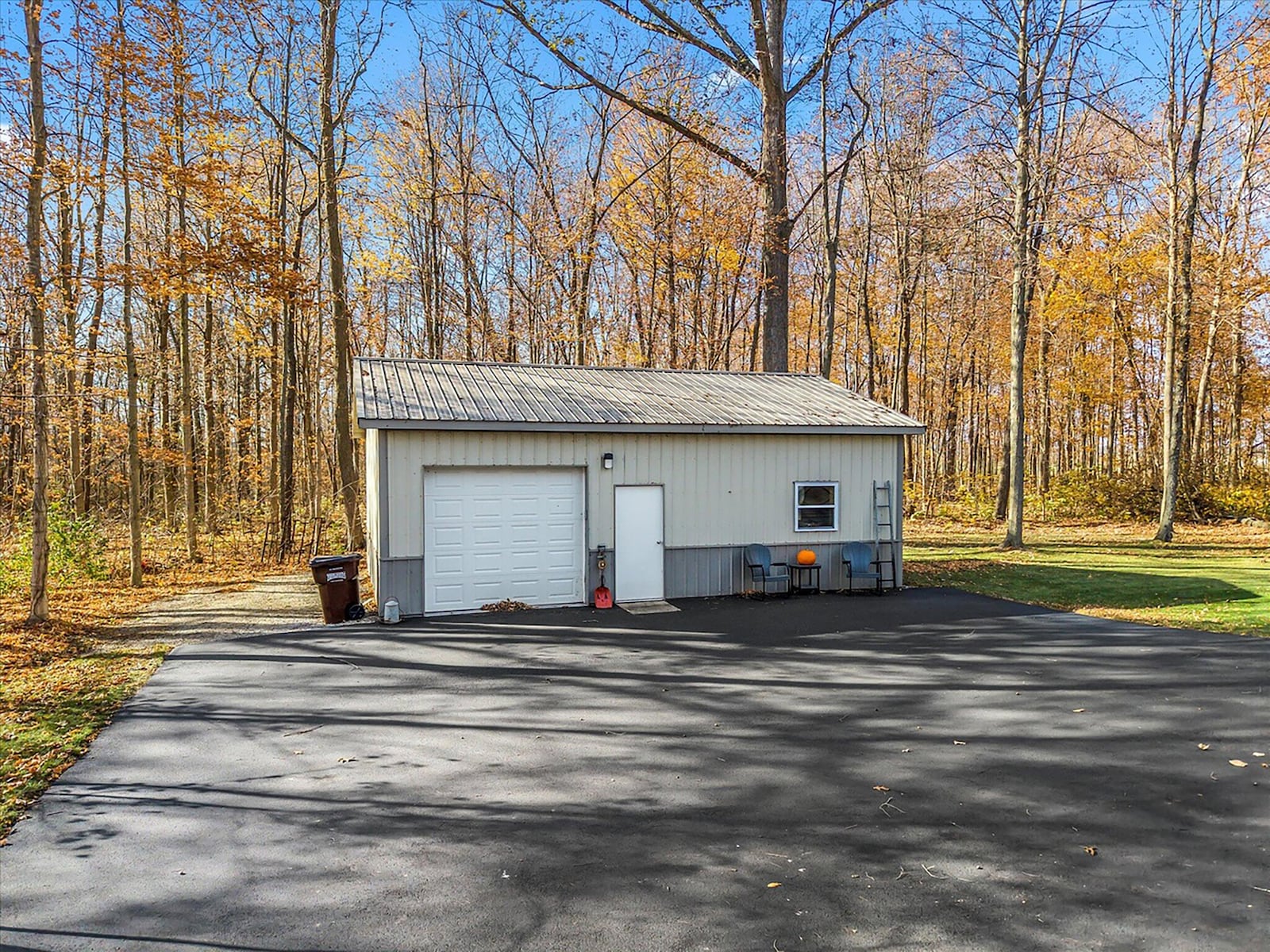 The 24' x 32' barn has additional garage space and a heated workshop.