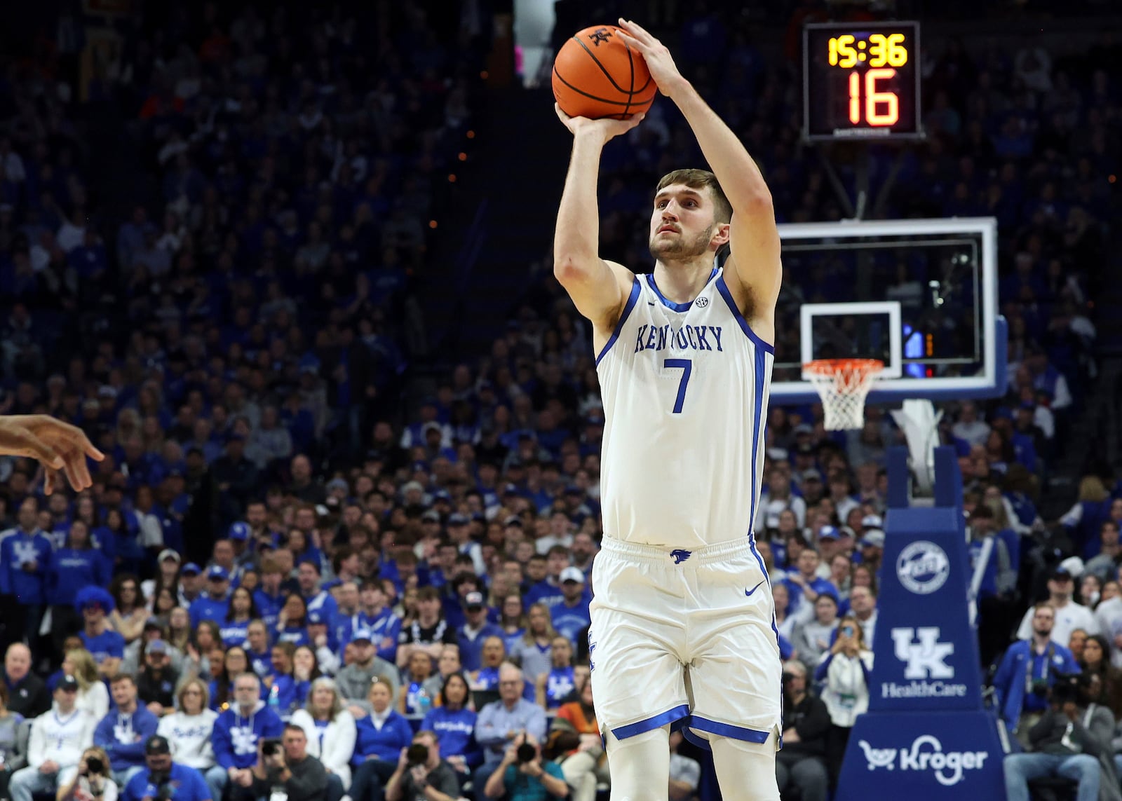 Kentucky's Andrew Carr (7) shoots an uncontested 3-point shot during the first half of an NCAA college basketball game against Florida in Lexington, Ky., Saturday, Jan. 4, 2025. (AP Photo/James Crisp)