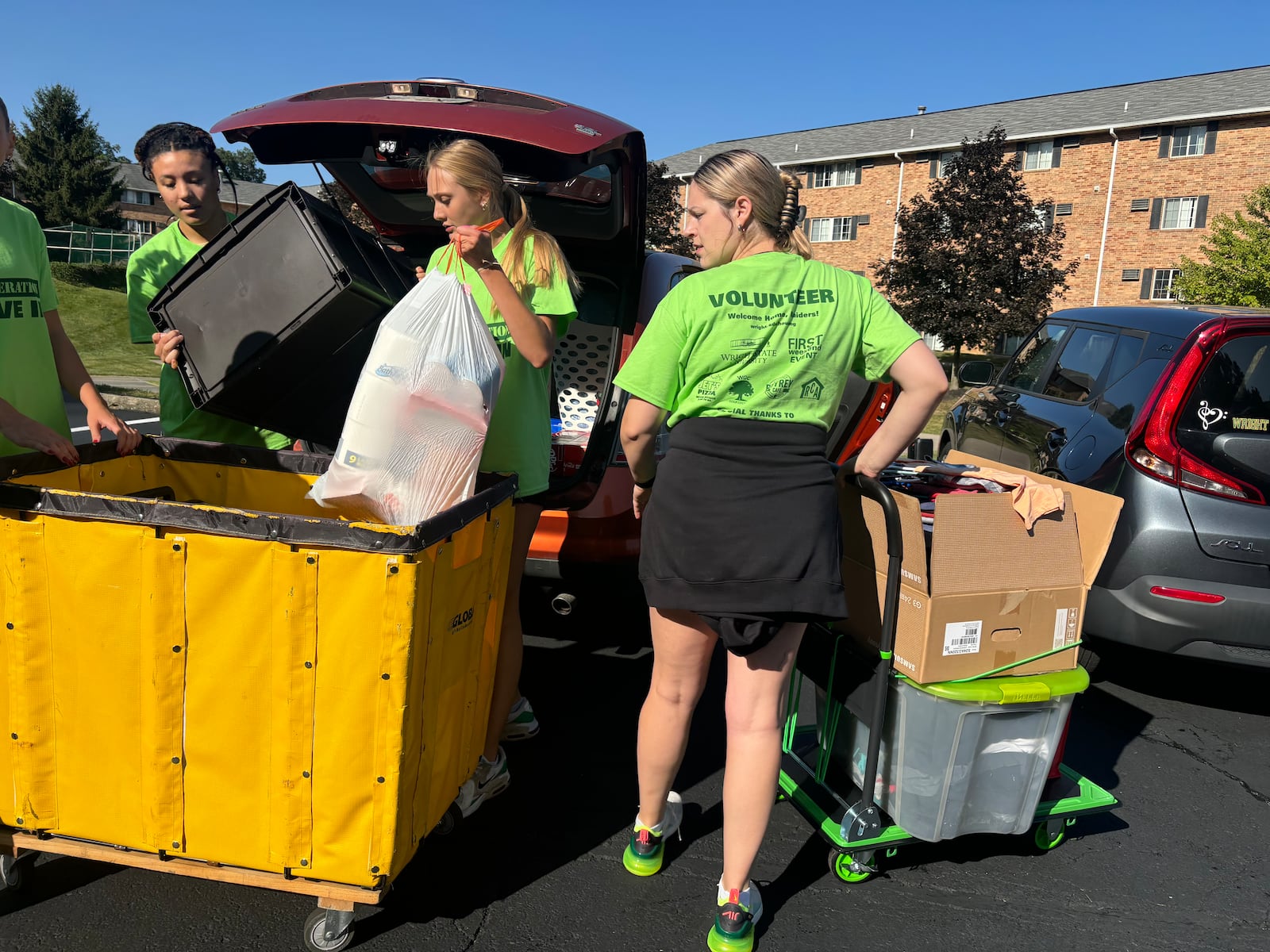 Volunteers helped unload cars and move students into residence halls on Wednesday morning. Eileen McClory/ staff