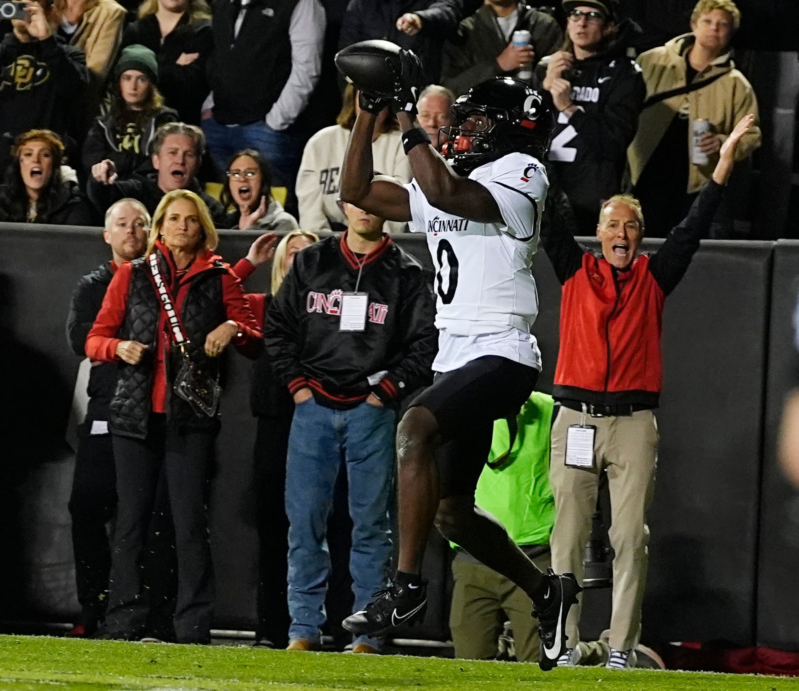 Cincinnati wide receiver Tony Johnson pulls in a touchdown pass in the first half of an NCAA college football game against Colorado, Saturday, Oct. 26, 2024, in Boulder, Colo. AP Photo/David Zalubowski)