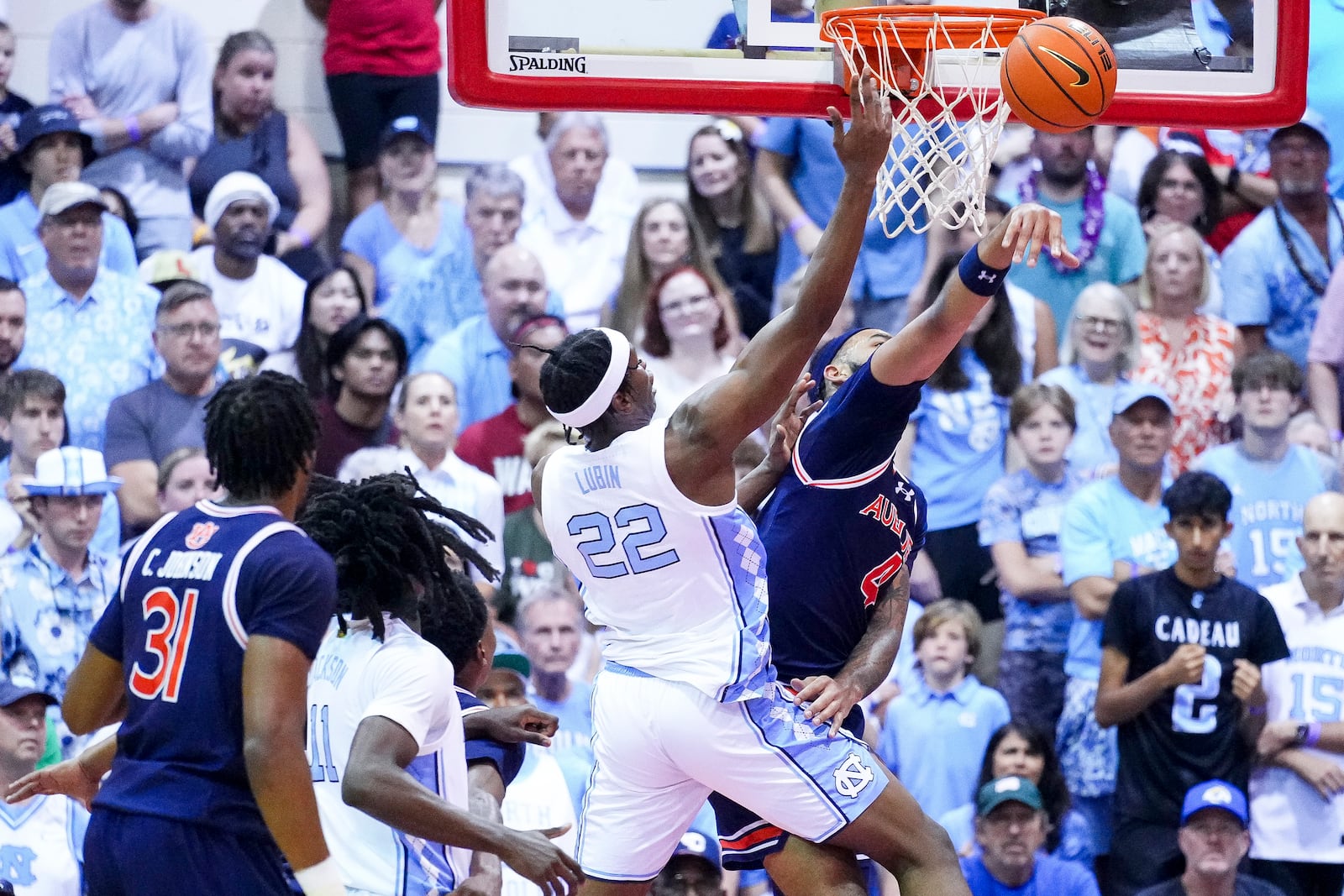 Auburn forward Johni Broome, right, blocks North Carolina forward Ven-Allen Lubin (22) during the first half of an NCAA college basketball game at the Maui Invitational Tuesday, Nov. 26, 2024, in Lahaina, Hawaii. (AP Photo/Lindsey Wasson)