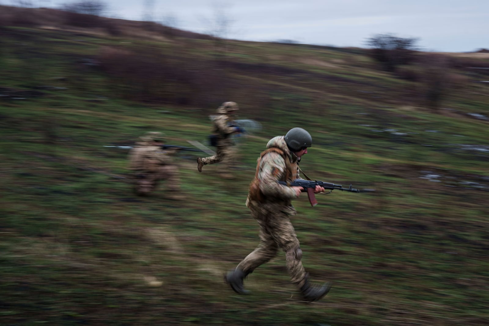 FILE - Ukrainian servicemen of 24th Mechanized Brigade train not far from the front line in the Donetsk region, Ukraine, Jan. 21, 2025. (AP Photo/Evgeniy Maloletka, File)